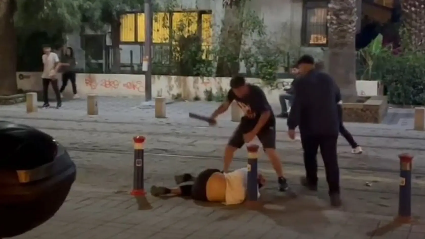 İzmir'de 7 kişi 2 kişiyi öldüresiye dövdü, o anlar kamerada