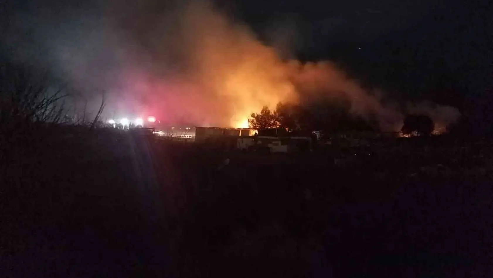 İzmir'de alevler geceyi aydınlattı: Barakalar yangında kullanılamaz hale geldi