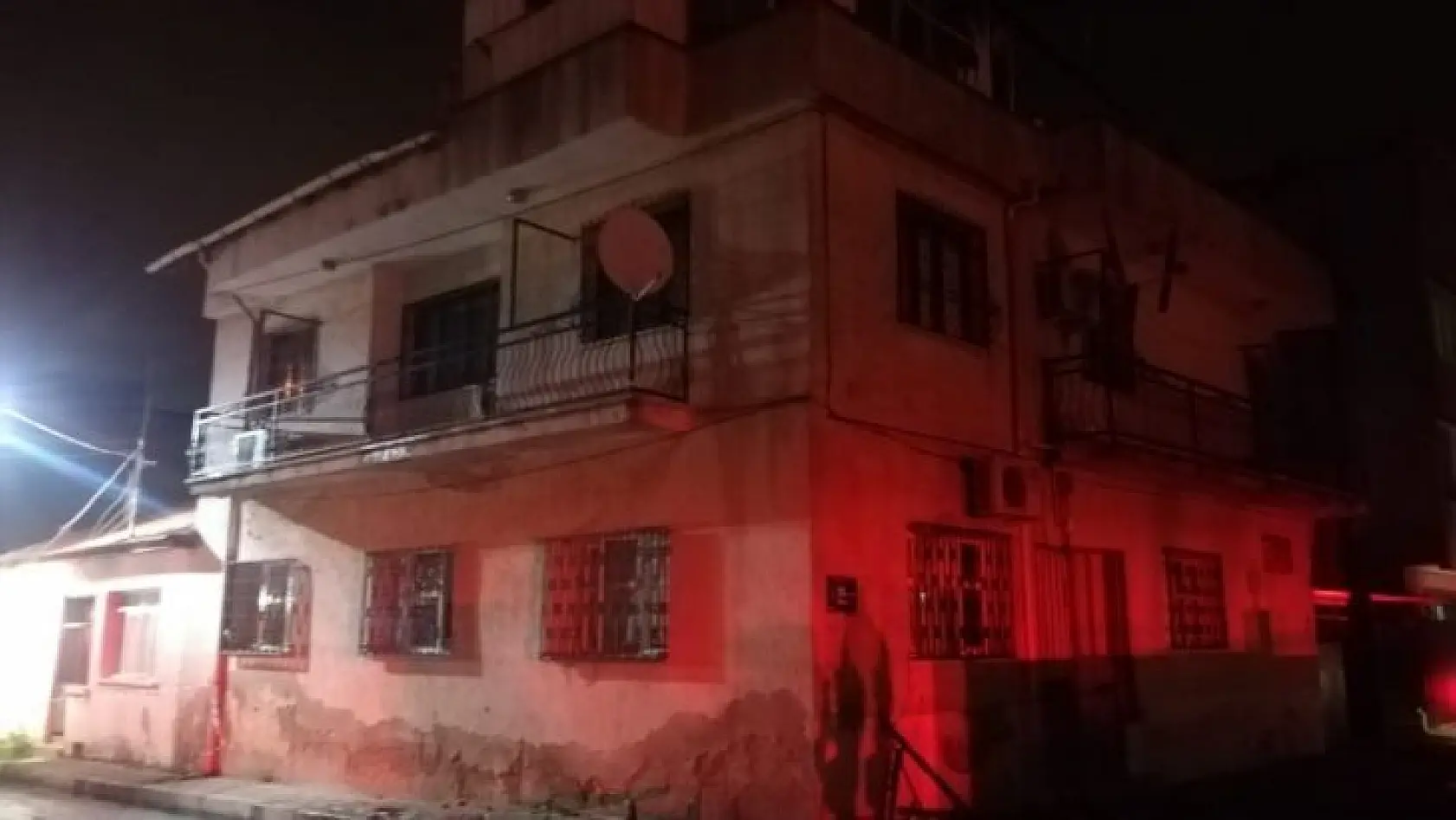 İzmir'de alevlere teslim olan evdeki yaşlı çifti komşuları kurtardı