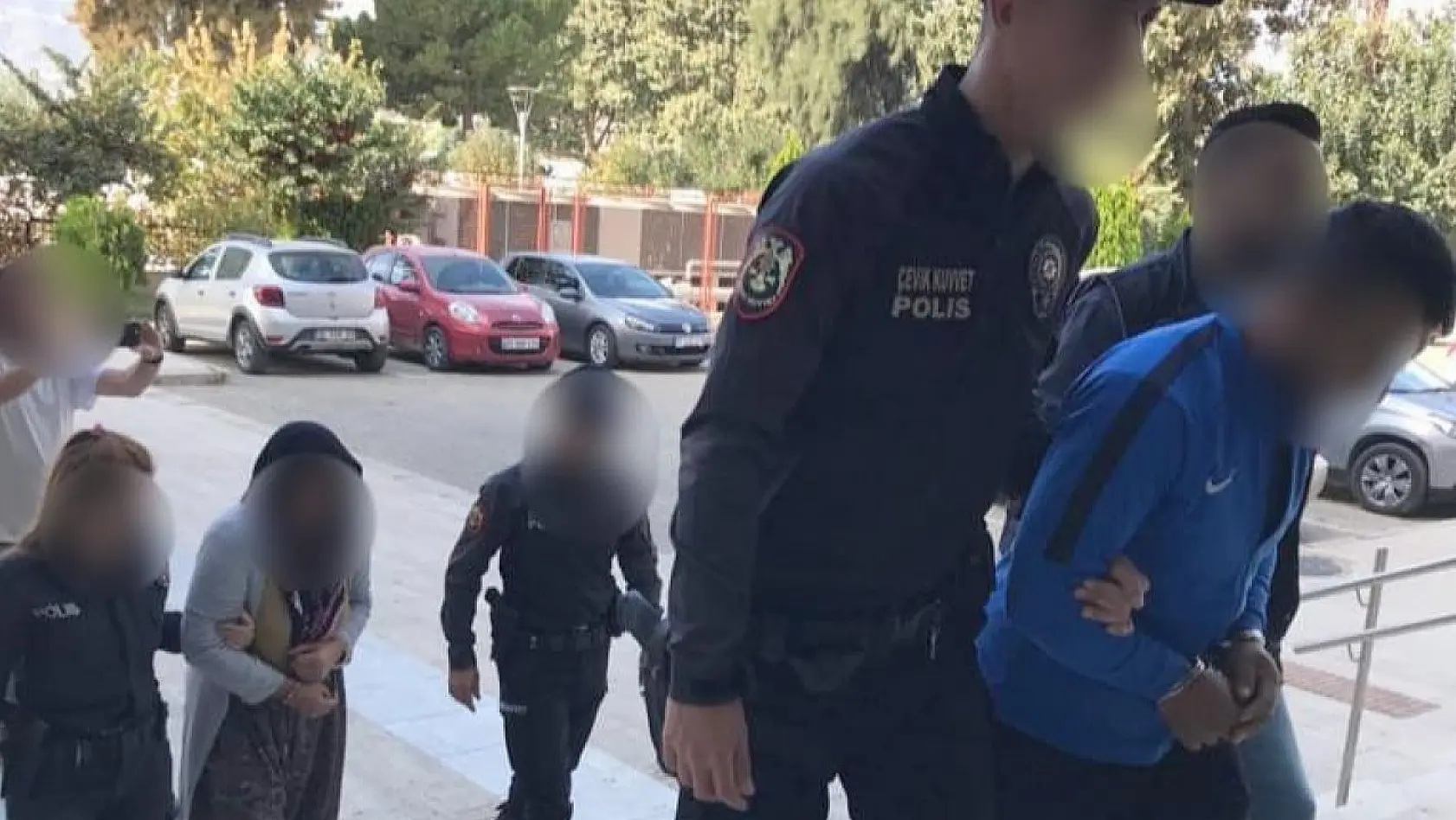 İzmir'de anne oğul torbacı, narkotik polisine yakalandı