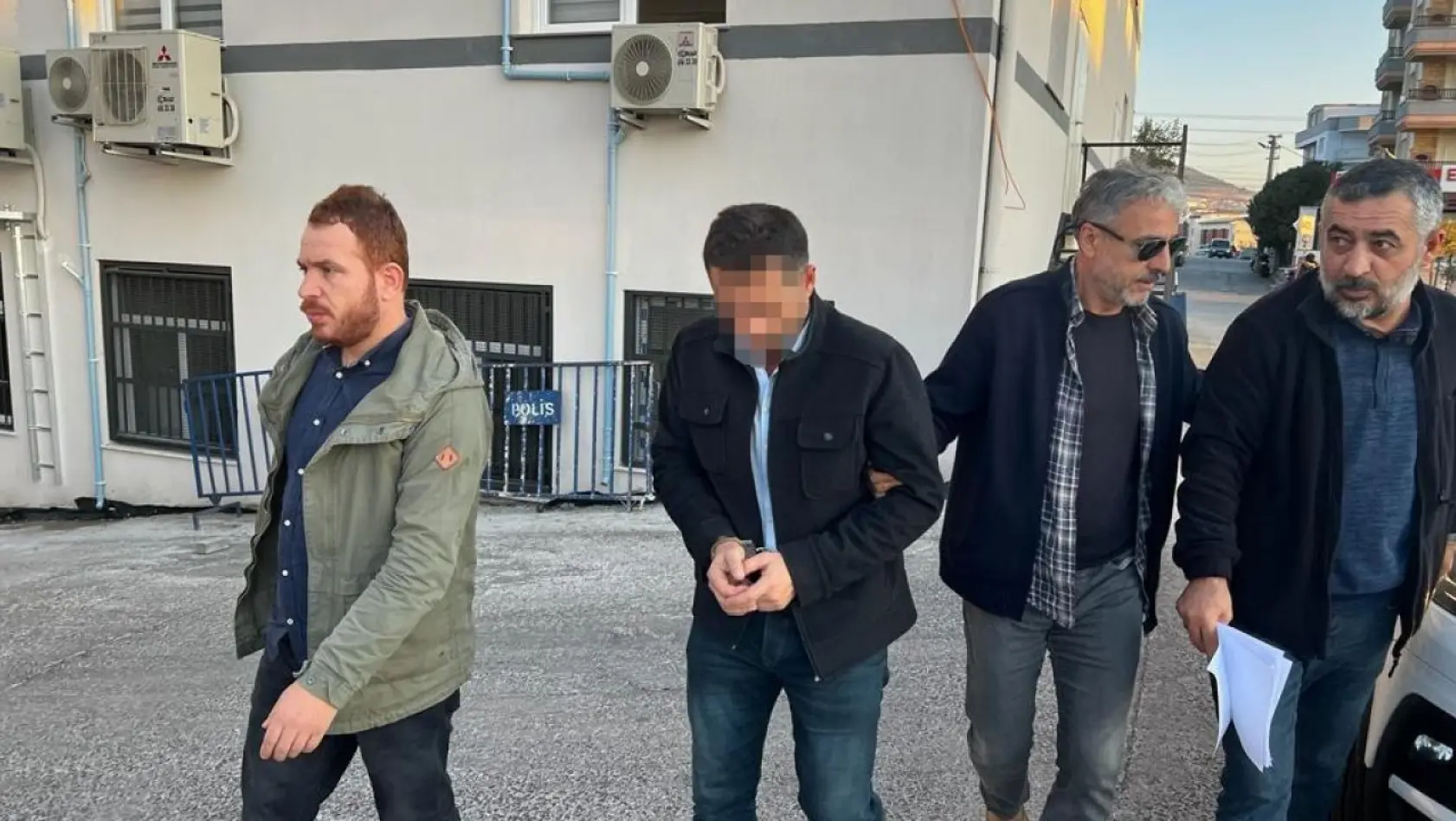 İzmir'de araçlarında 5 kilo uyuşturucu ile yakalanan 2 kişi gözaltına alındı
