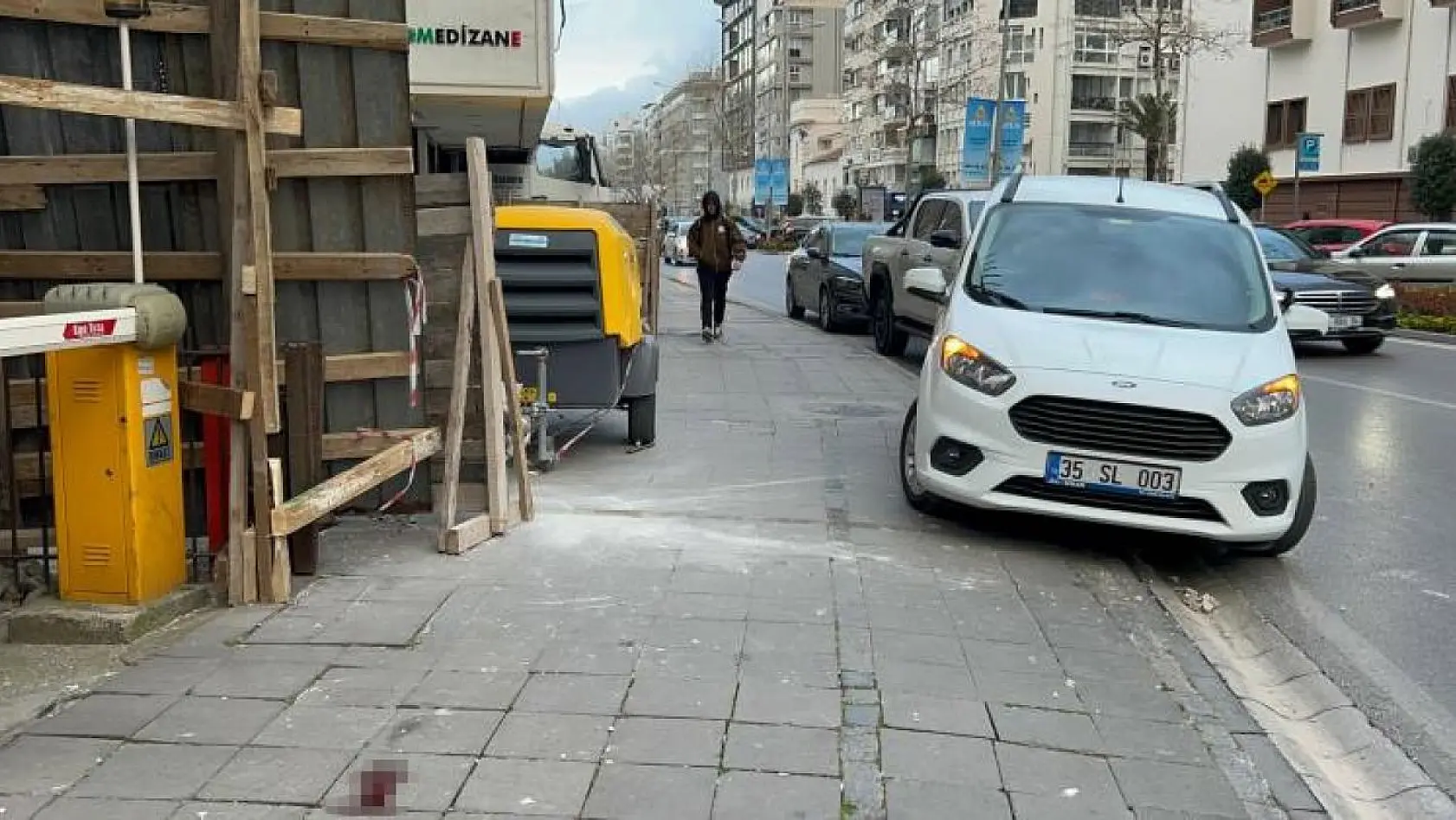 İzmir'de başına sıva parçaları düşen yaşlı adam hastanelik oldu