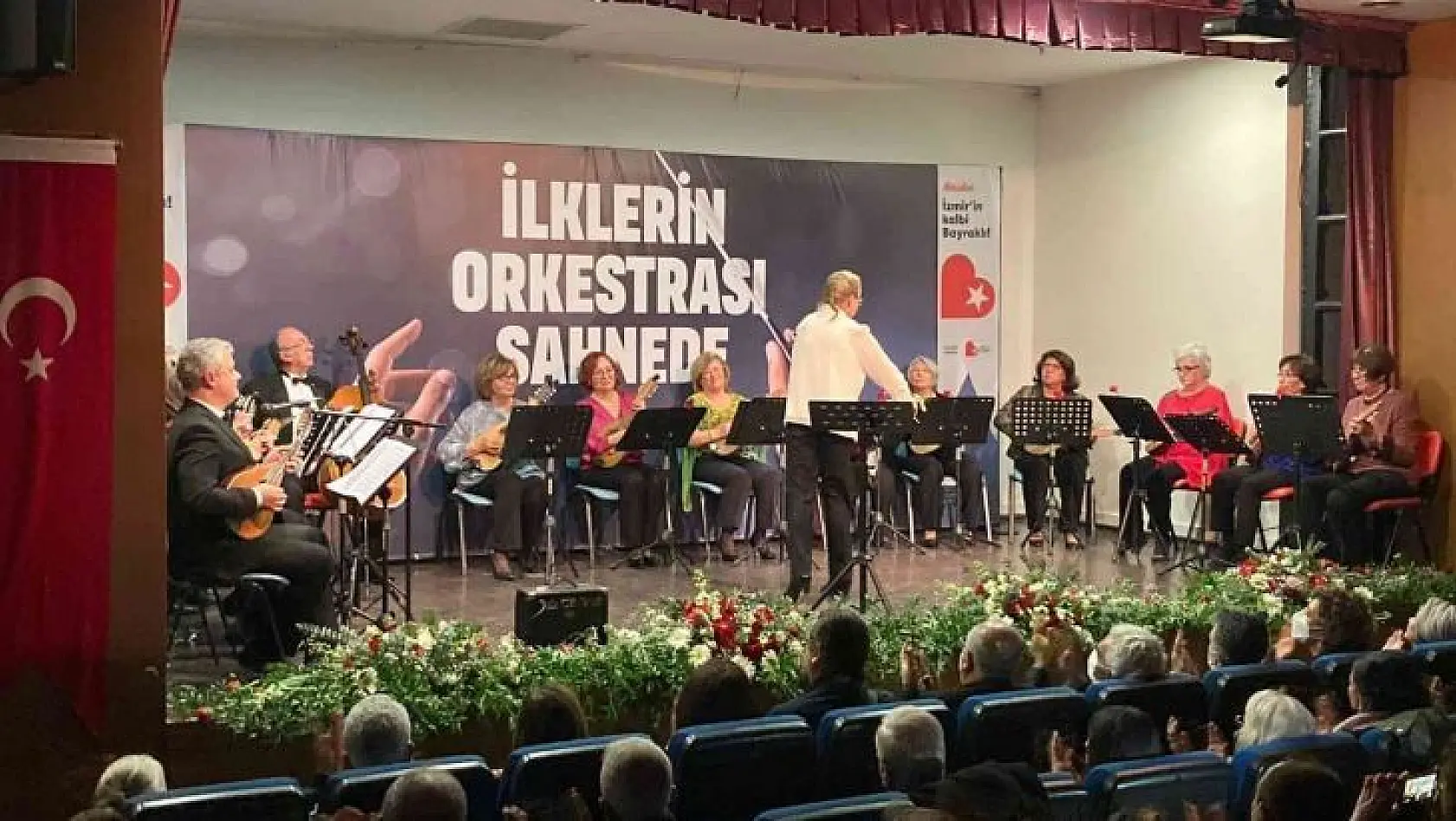 İzmir'de Bayraklı Belediyesi Mandolin Orkestrası ilk kez sahne aldı