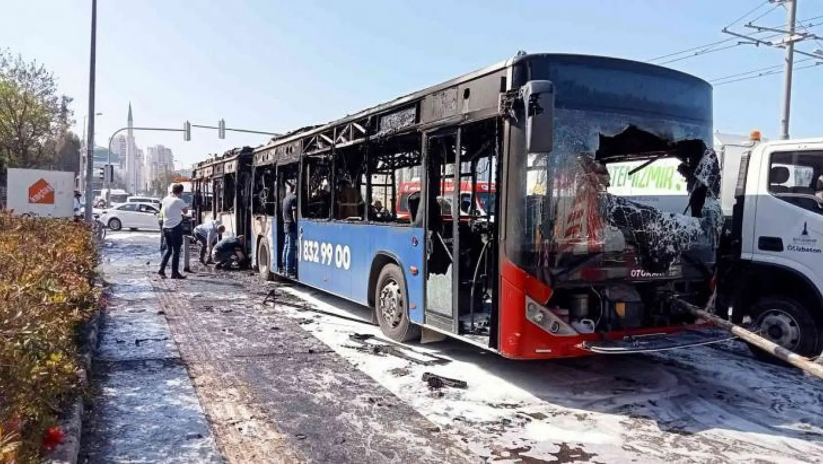 İzmir'de belediye otobüsü alevlere teslim oldu