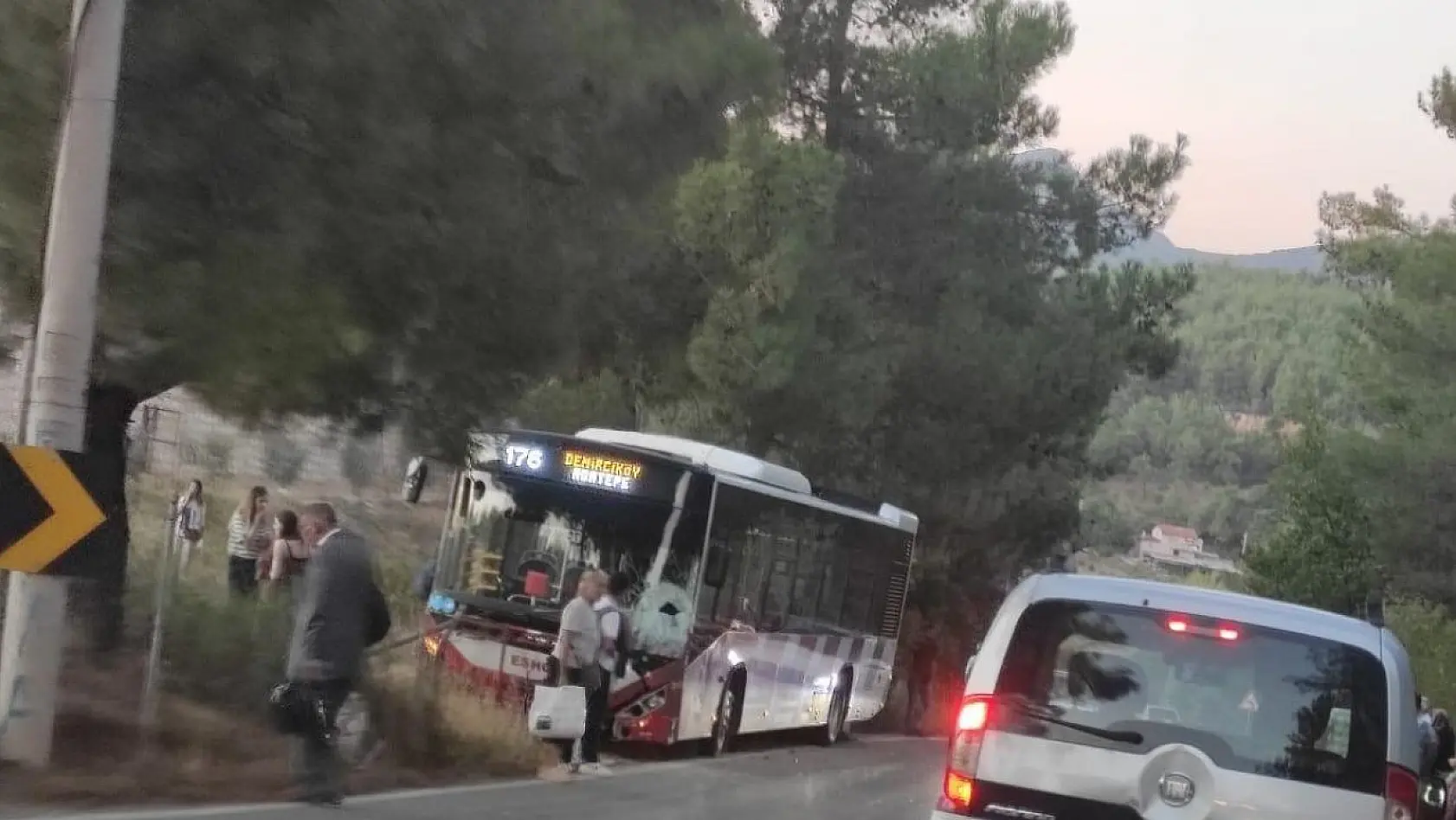 İzmir'de belediye otobüsü ile motosiklet çarpıştı: 1 ölü