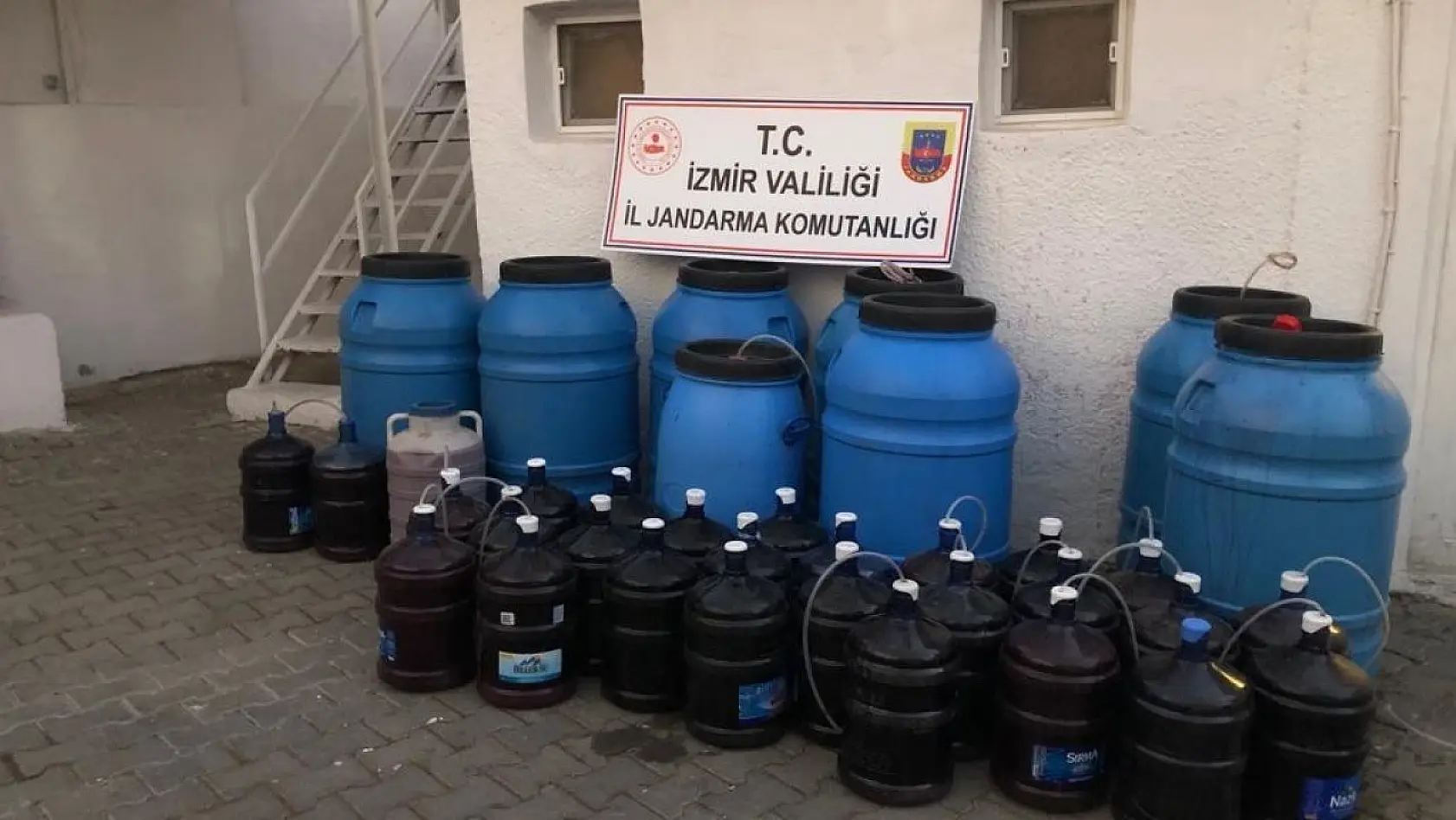 İzmir'de binlerce litre kaçak içki ele geçirildi