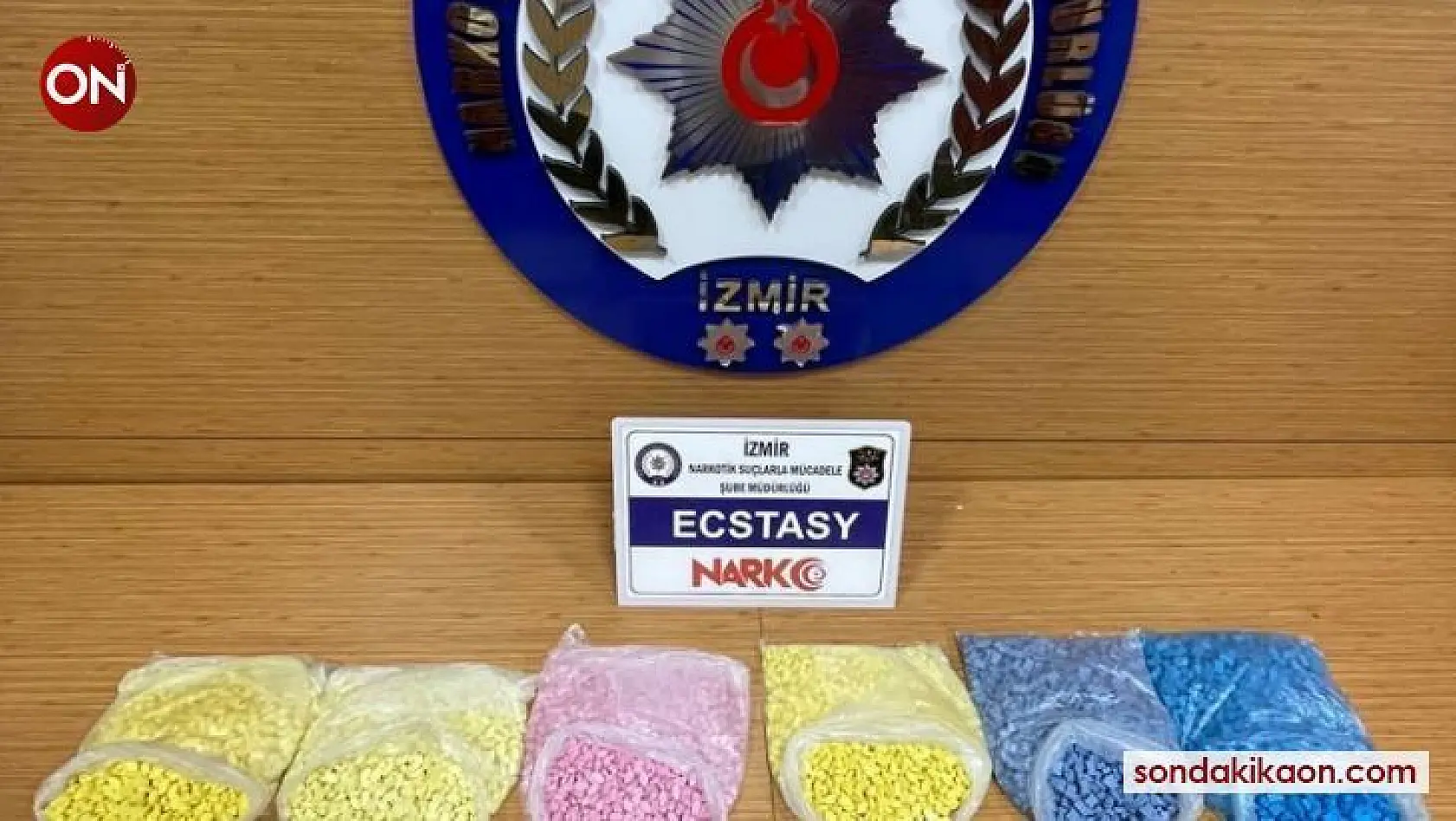 İzmir'de bir araca uyuşturucu baskını: 10 bin 70 adet extacy hap ele geçirildi