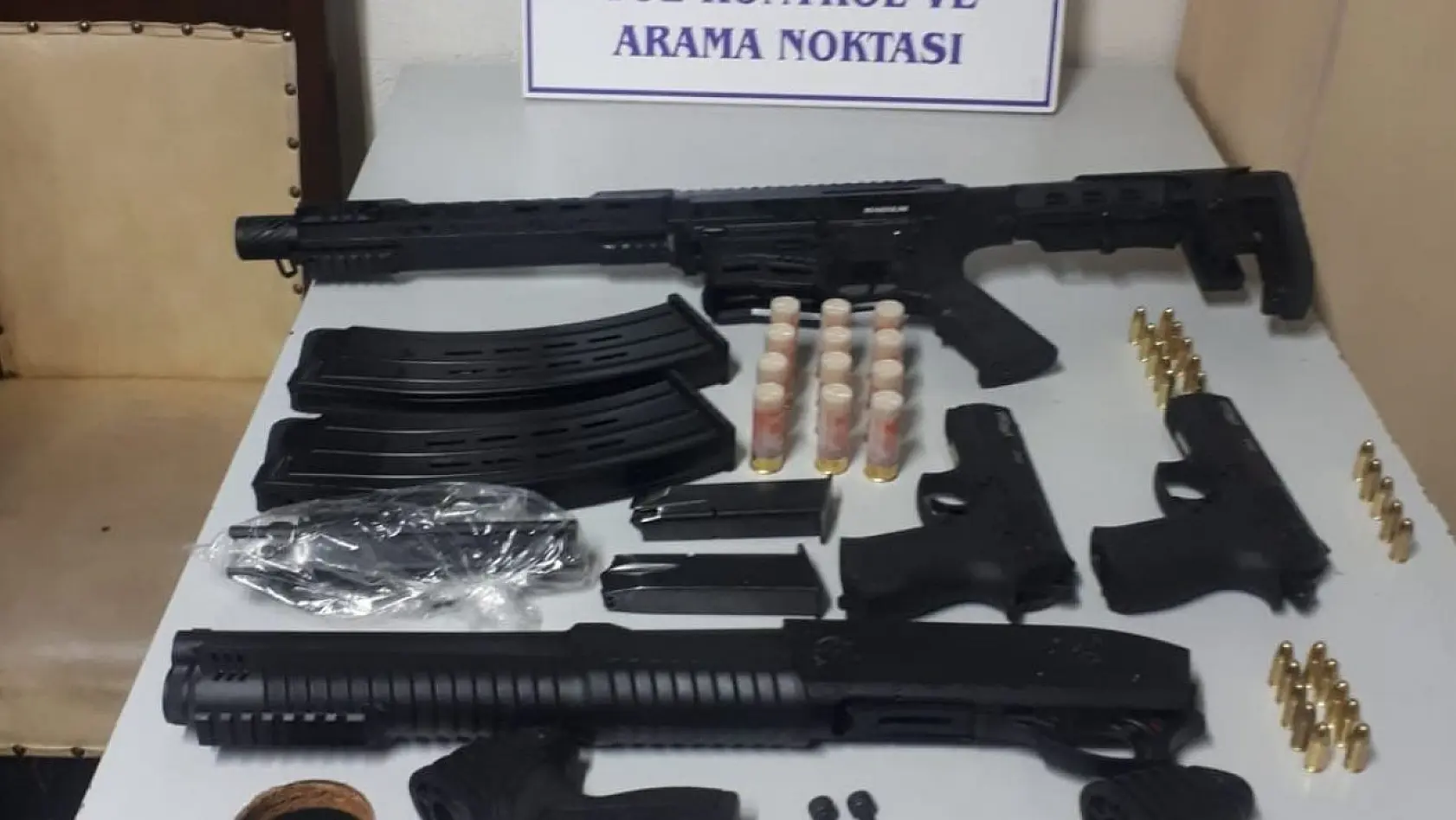 İzmir'de bir araçtan 5 adet ruhsatsız silah ele geçirildi: 2 gözaltı