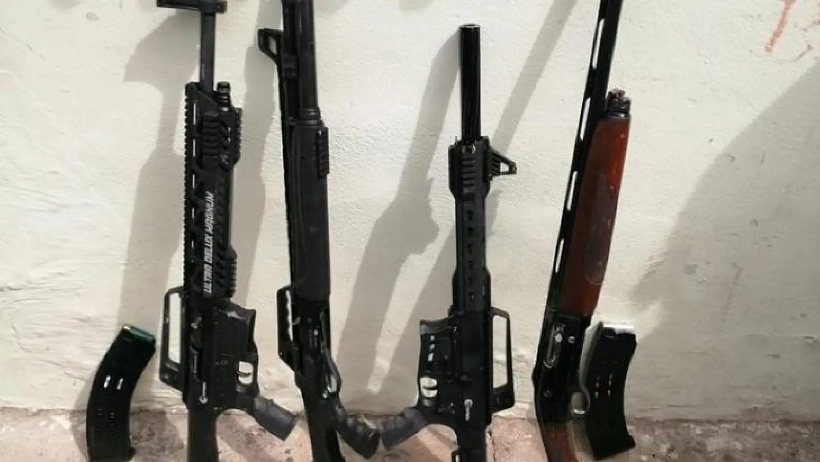 İzmir'de bir evin bahçesinde 4 av tüfeği ele geçirildi