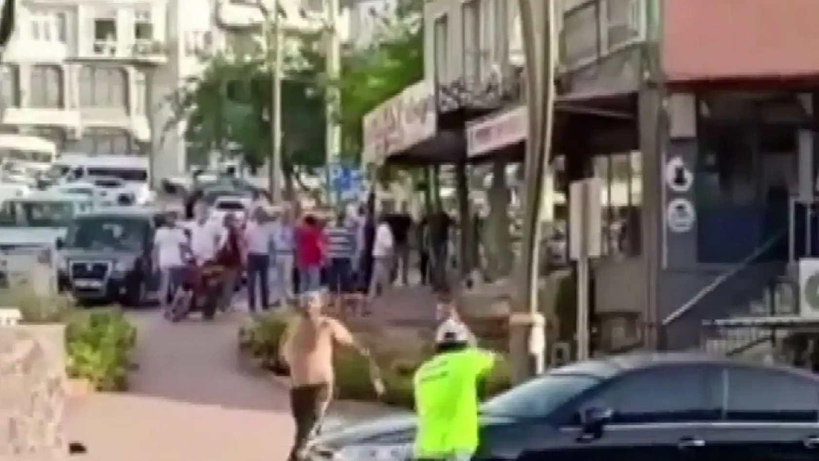 İzmir'de ceza yazdı diye polise böyle saldırdılar