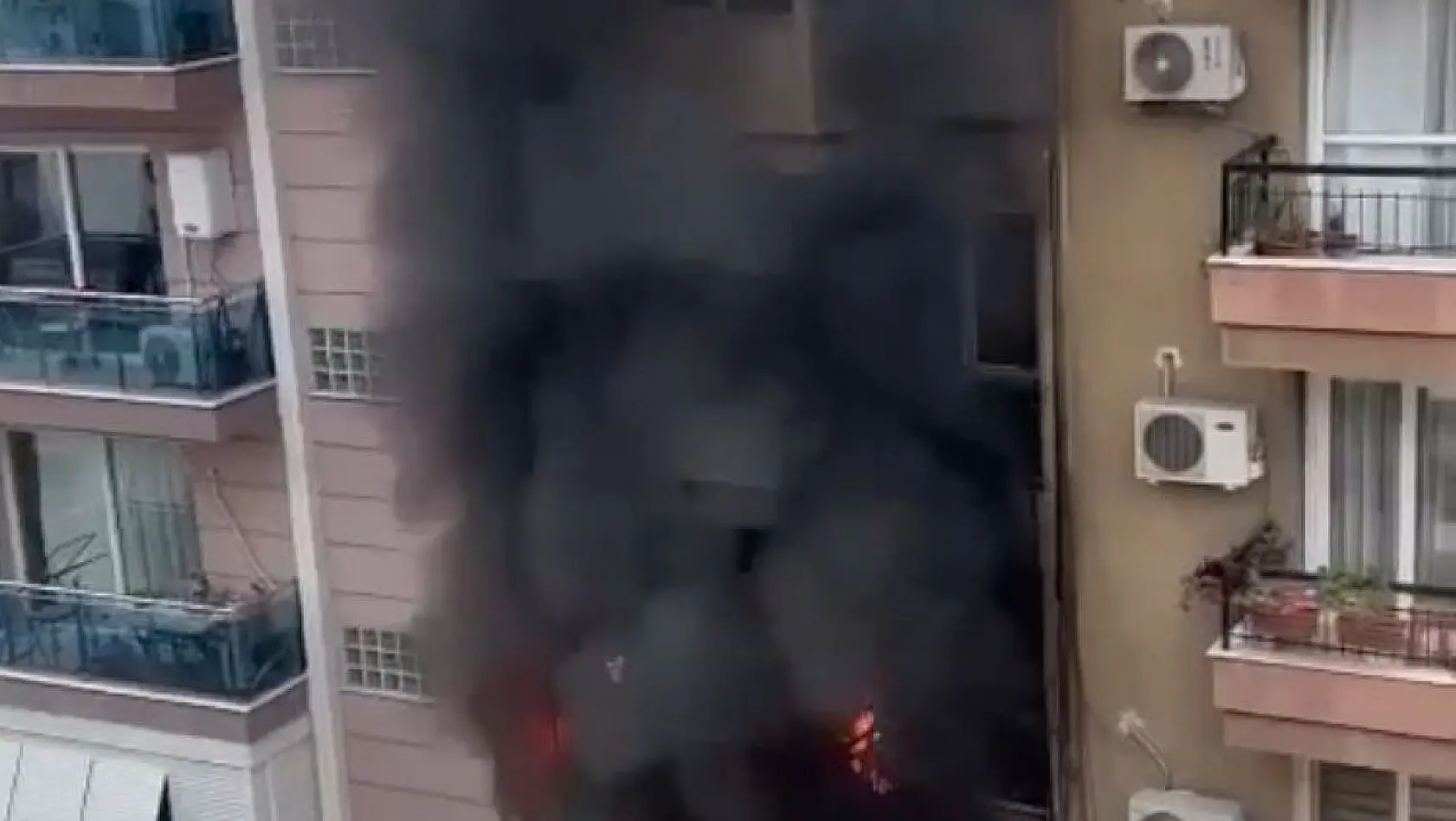 İzmir'de çıkan yangında 3 kişi dumandan etkilendi