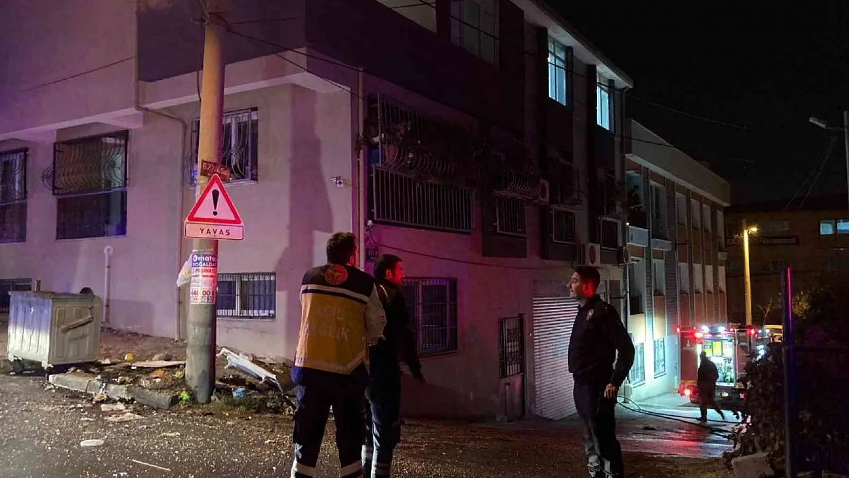 İzmir'de dini içerikli kitapları ve eşyalarını yakarak balkondan aşağı atan kadın, daha sonra da kendi evini yaktı