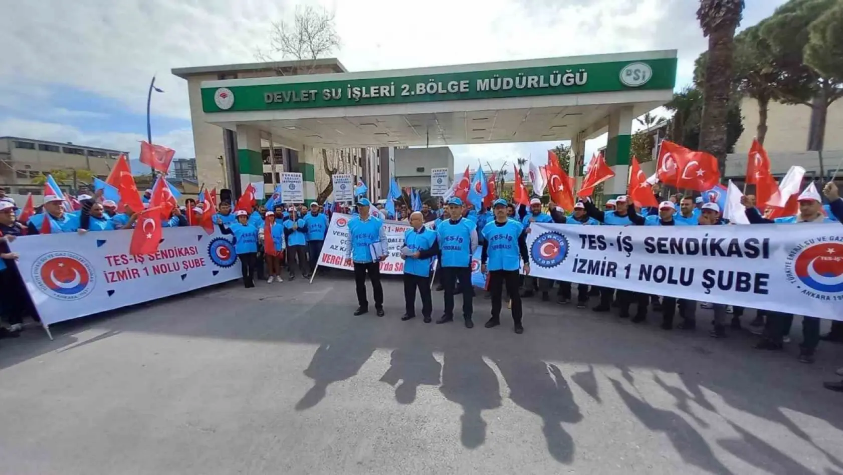 İzmir'de DSİ işçilerinden düşük maaşa tepki