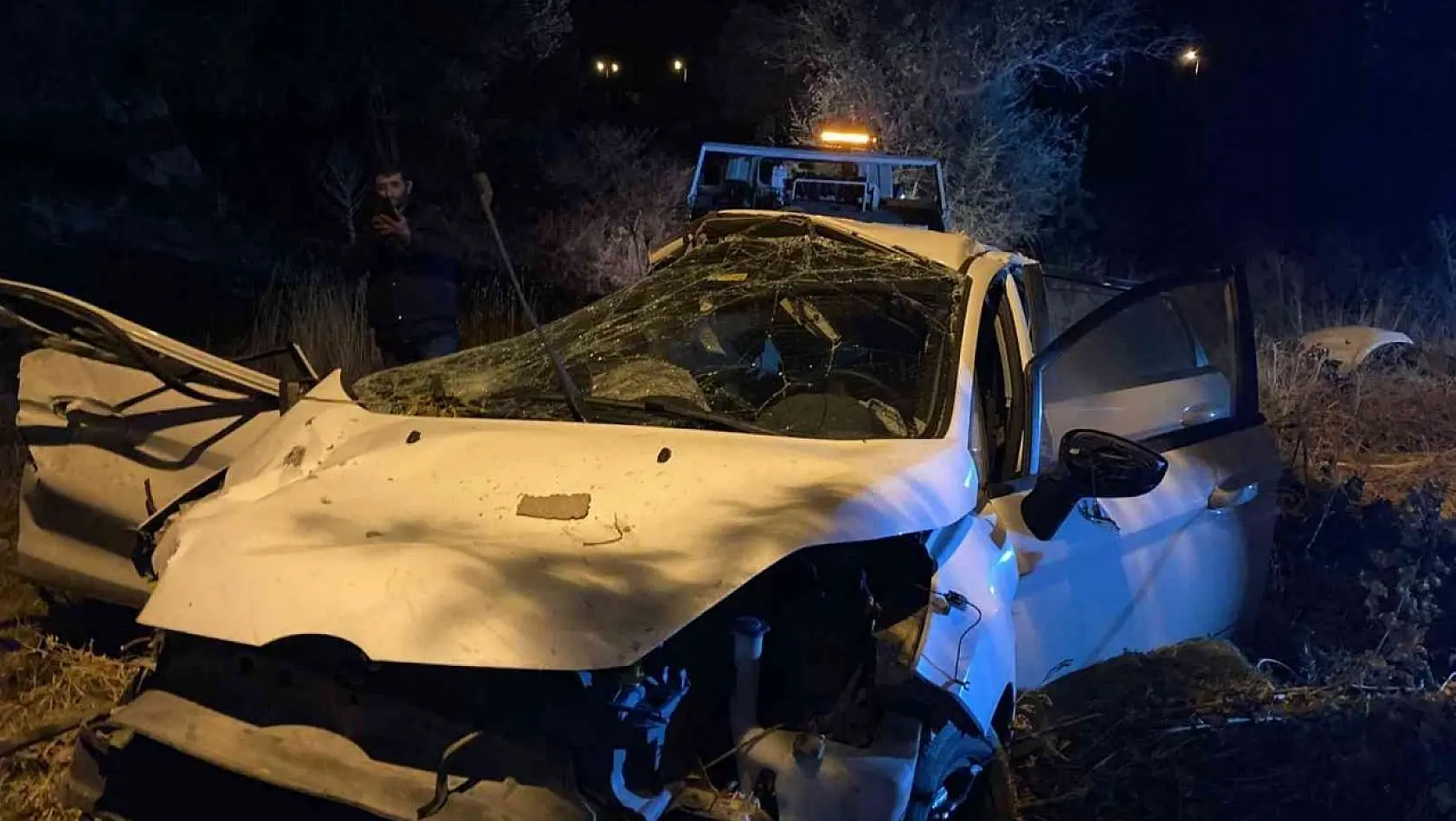 İzmir'de ehliyetsiz gencin kullandığı araç takla attı: 1 ölü, 2 yaralı