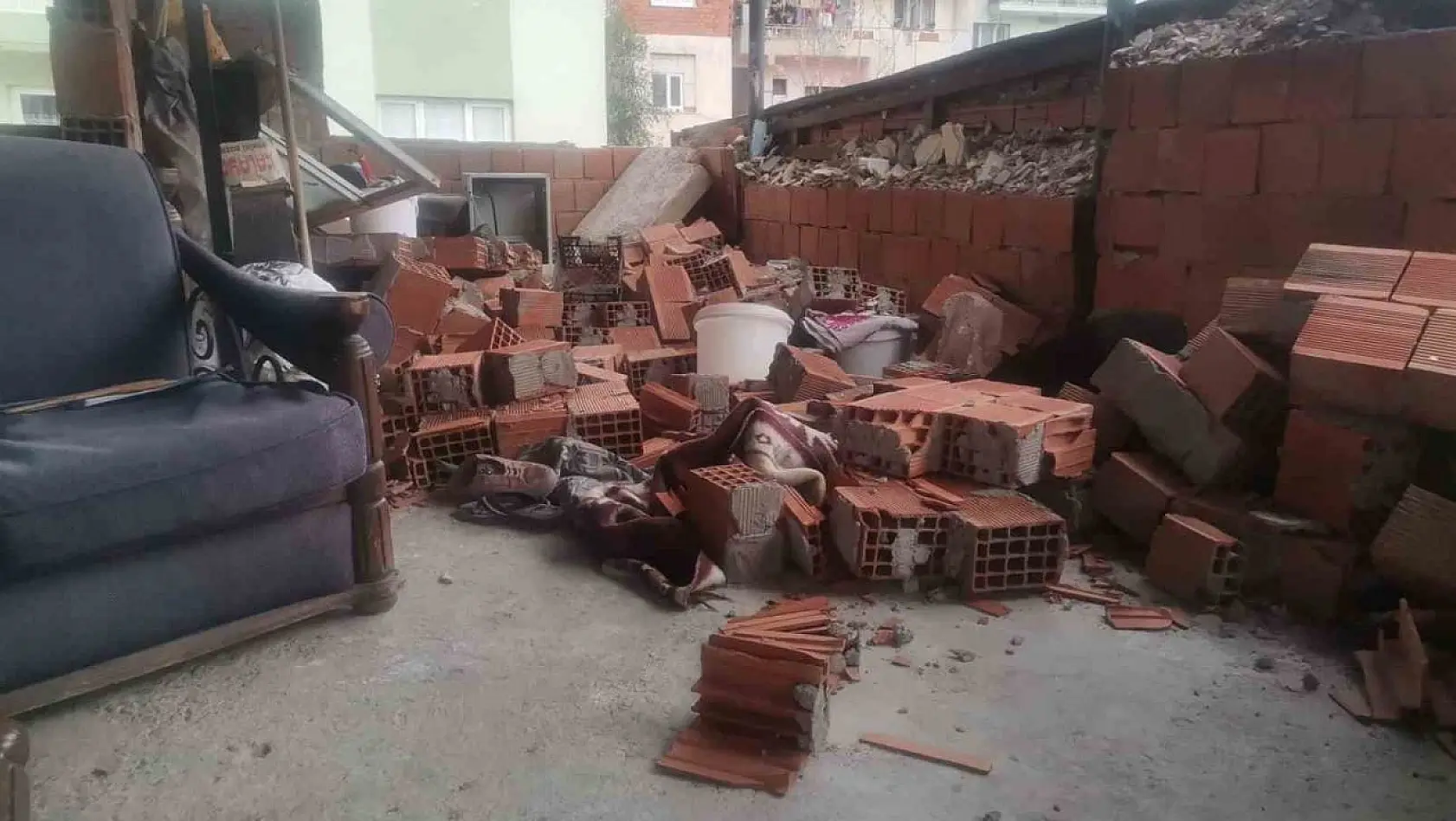İzmir'de ekmek yapan kadınların üzerine teras duvarı yıkıldı: 3 yaralı