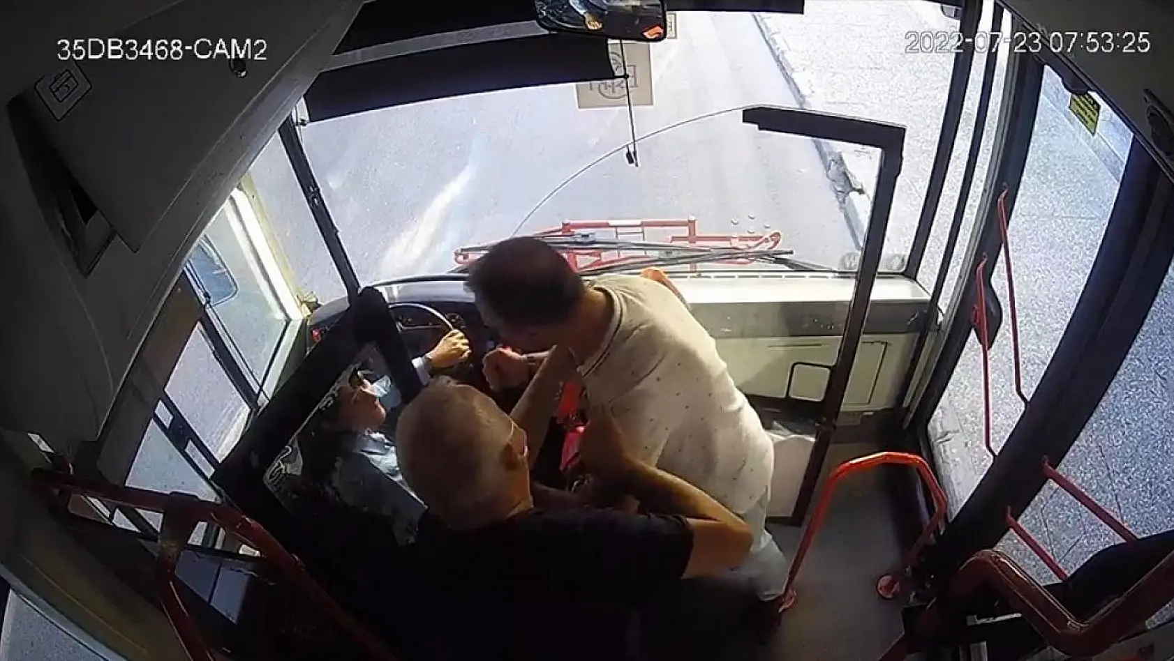 İzmir'de ESHOT'ta görevli kadın şoföre saldırı anı kamerada