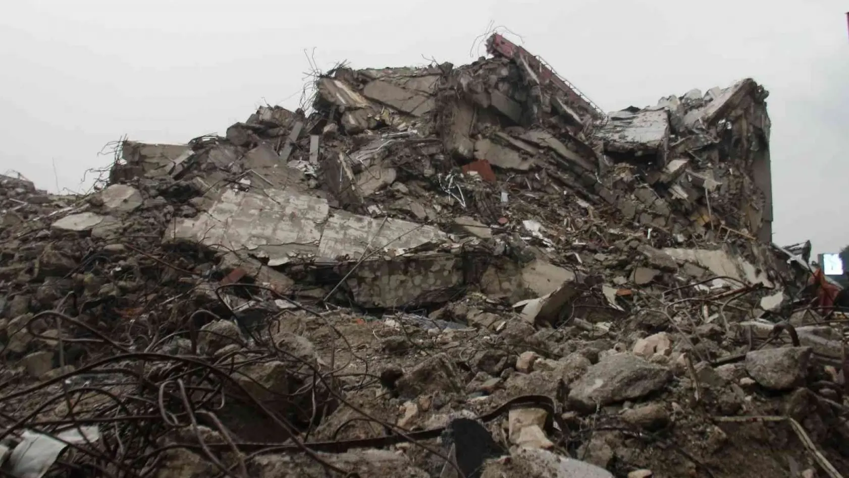 İzmir'de eski emniyet binasının çökme anı kamerada: Bir araç böyle kaçtı