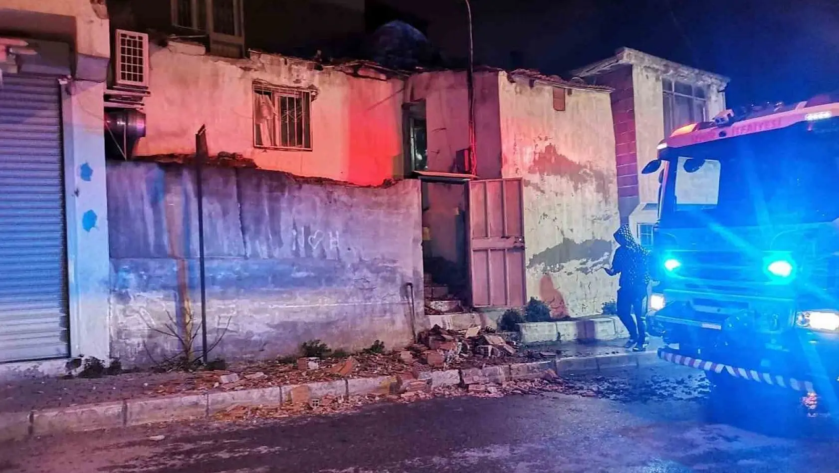 İzmir'de faciadan dönüldü: Evin çatısı çöktü, 1 kişi yaralı kurtarıldı