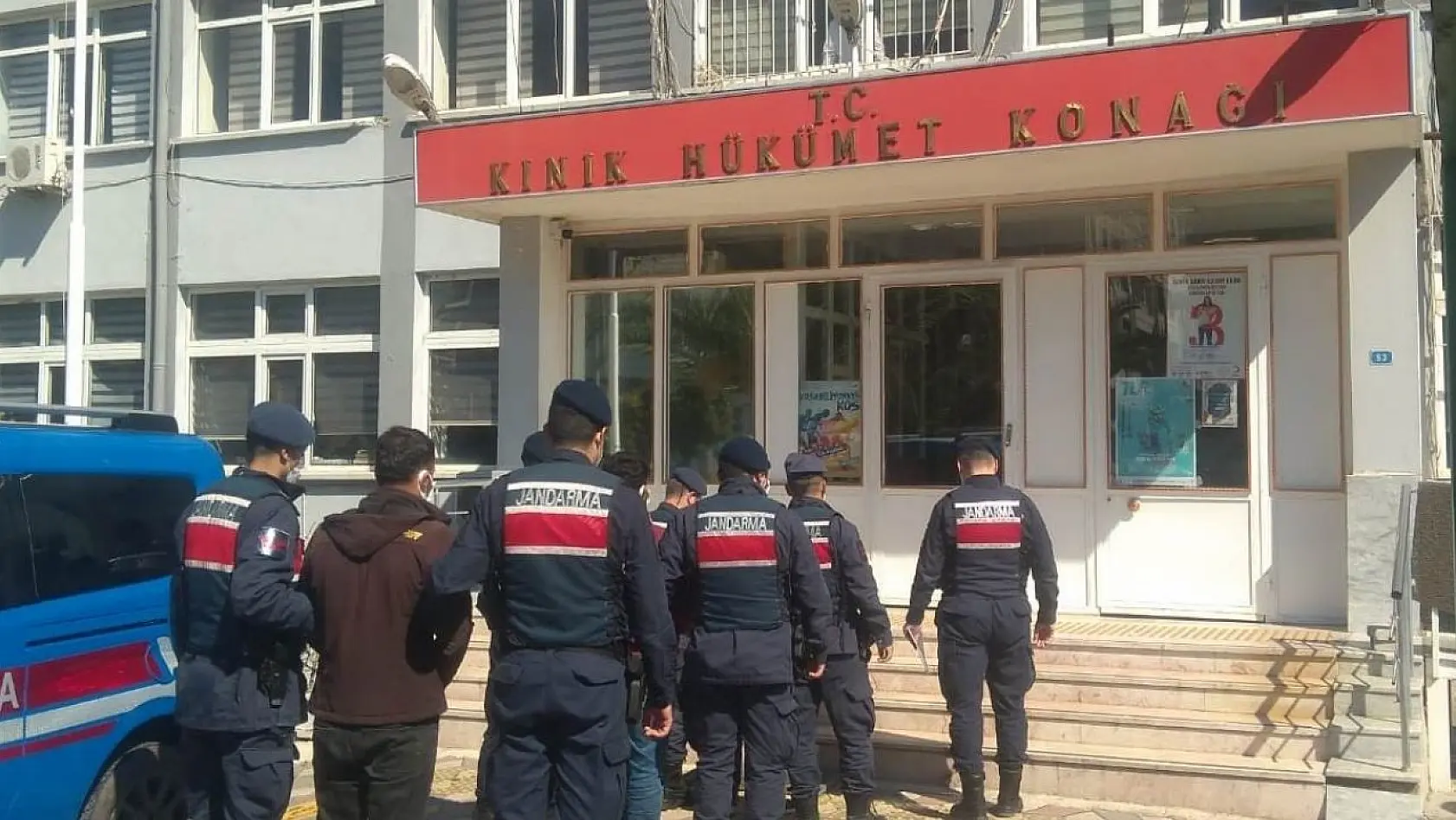 İzmir'de firari 17 suçlu yakalanarak tutuklandı