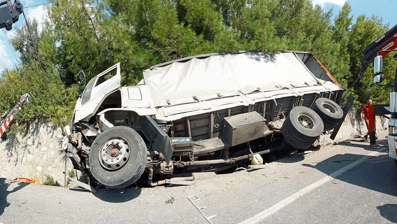 İzmir'de freni boşalan kamyon, devrilip sürüklendi