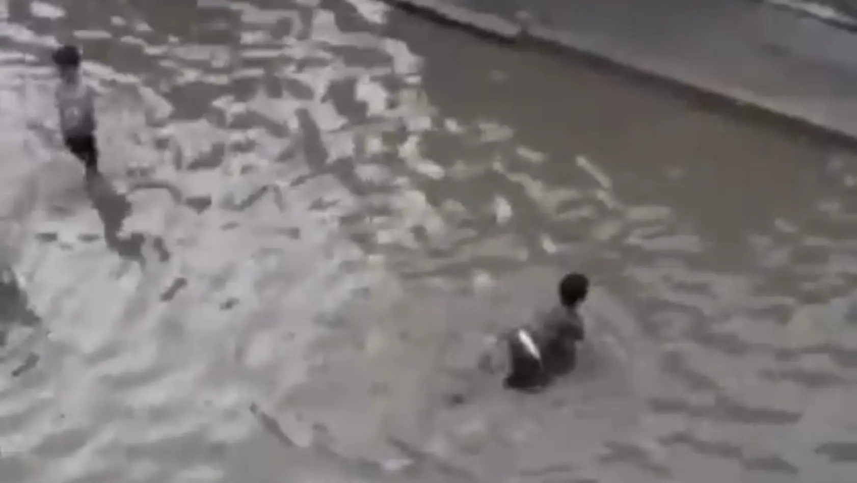 İzmir'de göle dönen sokakta çocuklar yüzdü