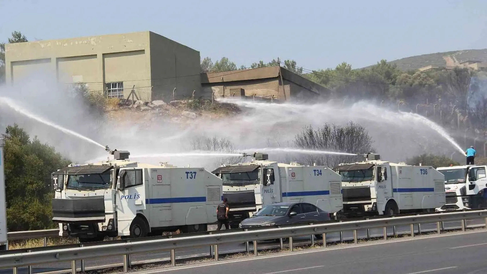 İzmir'de iki ilçede çıkan yangınlar kontrol altında