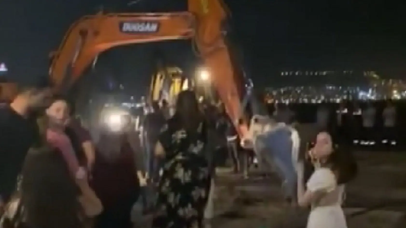 İzmir'de ilginç görüntüler: Yıkım ekibi ve polis geldi, düğün yarıda kaldı