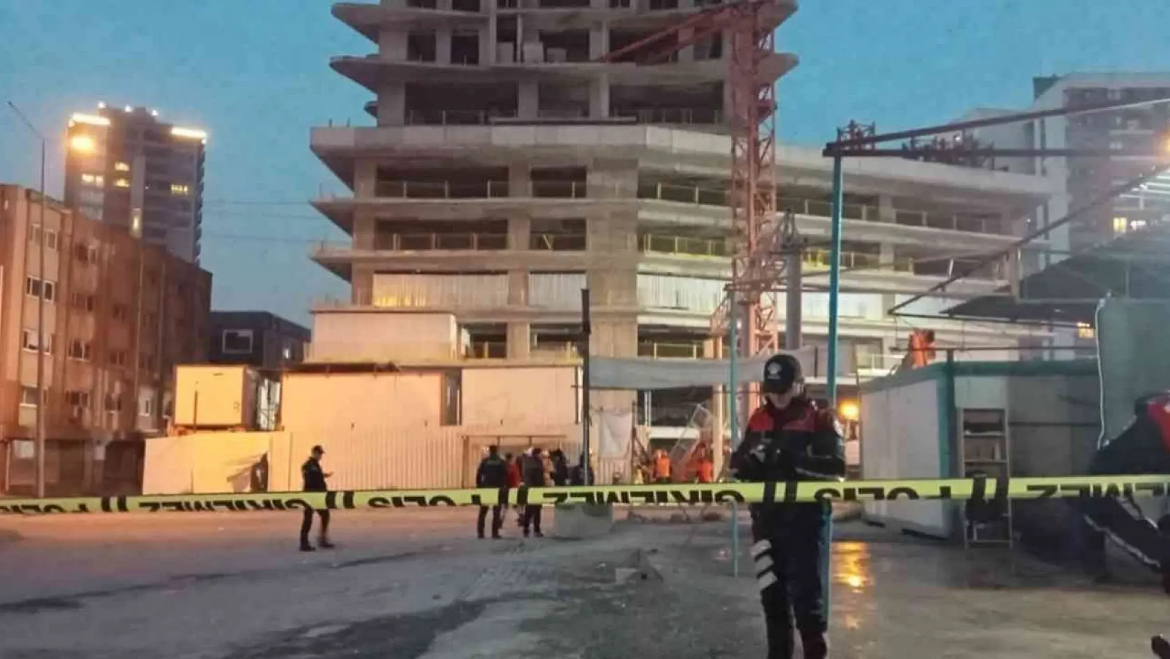 İzmir'de inşaatın kule vinci devrildi: 5 ölü, 2 yaralı