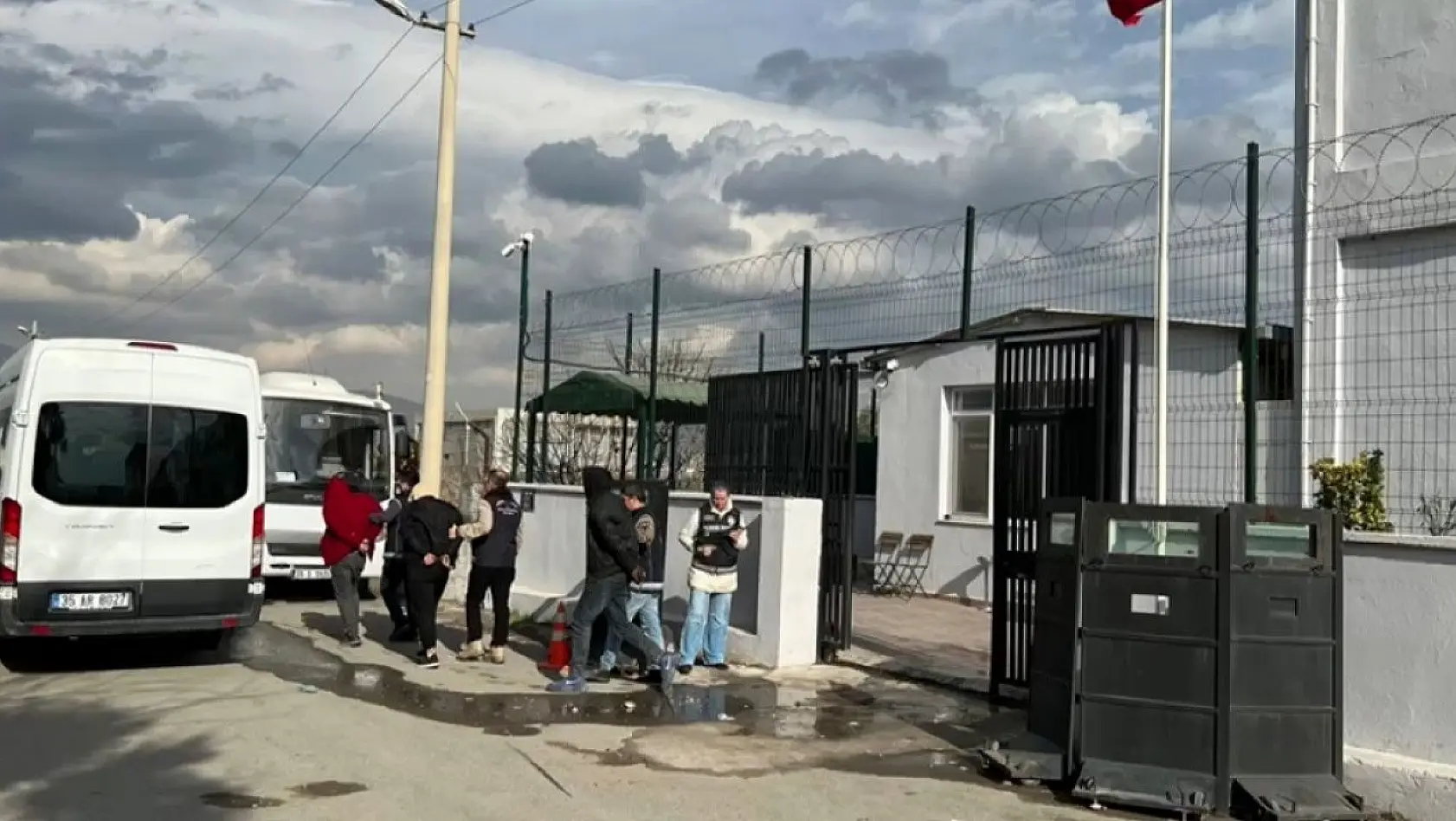 İzmir'de insan kaçakçılarına operasyon: 6 tutuklama