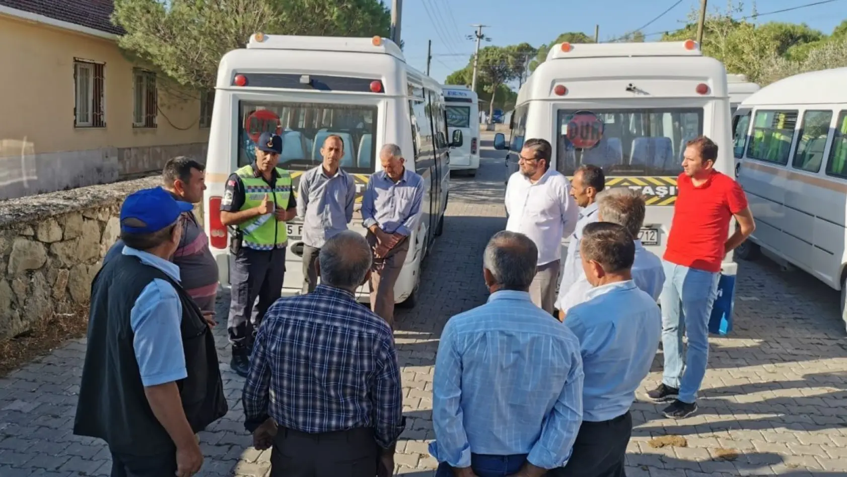 İzmir'de jandarmadan servis şoförleri ve rehber personele eğitim