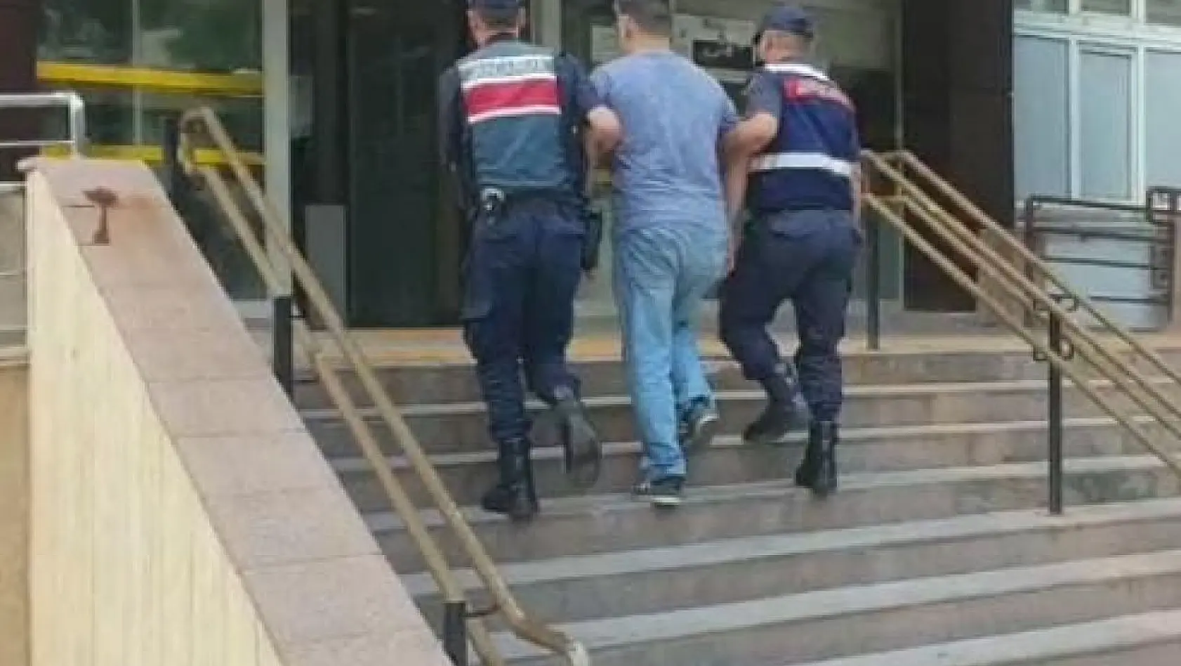 İzmir'de jandarmadan terör operasyonu: 5 şüpheli yakalandı