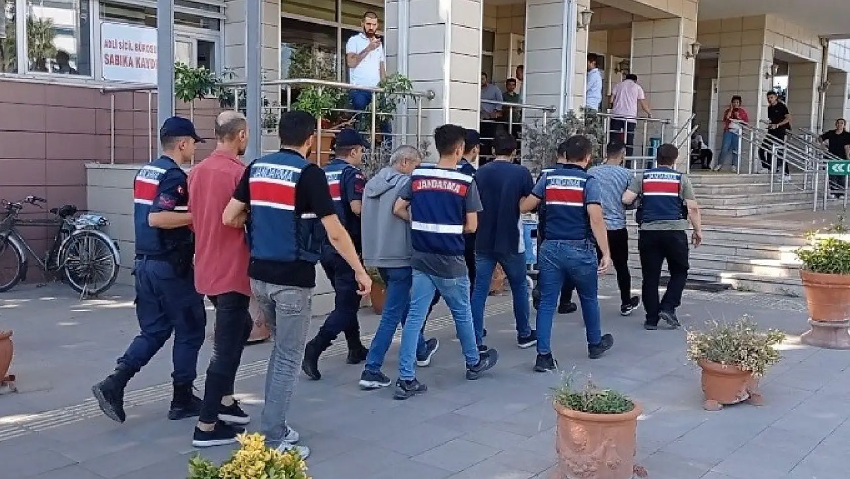 İzmir'de jandarmadan uyuşturucu tacirlerine operasyon: 7 gözaltı
