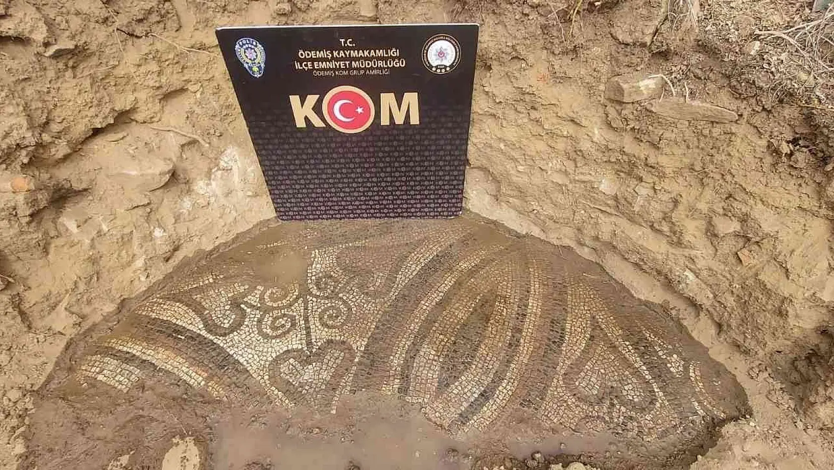 İzmir'de kaçak kazı yapan kişinin tarlasında 2 bin yıllık mozaik bulundu