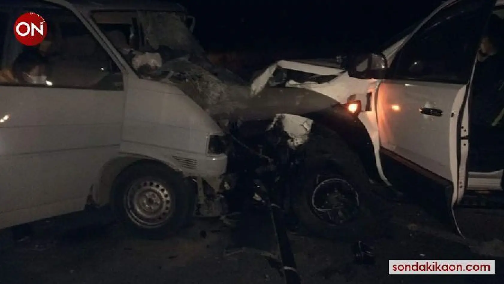 İzmir'de kamyonetle minibüs çarpıştı: 2 ölü, 3 yaralı