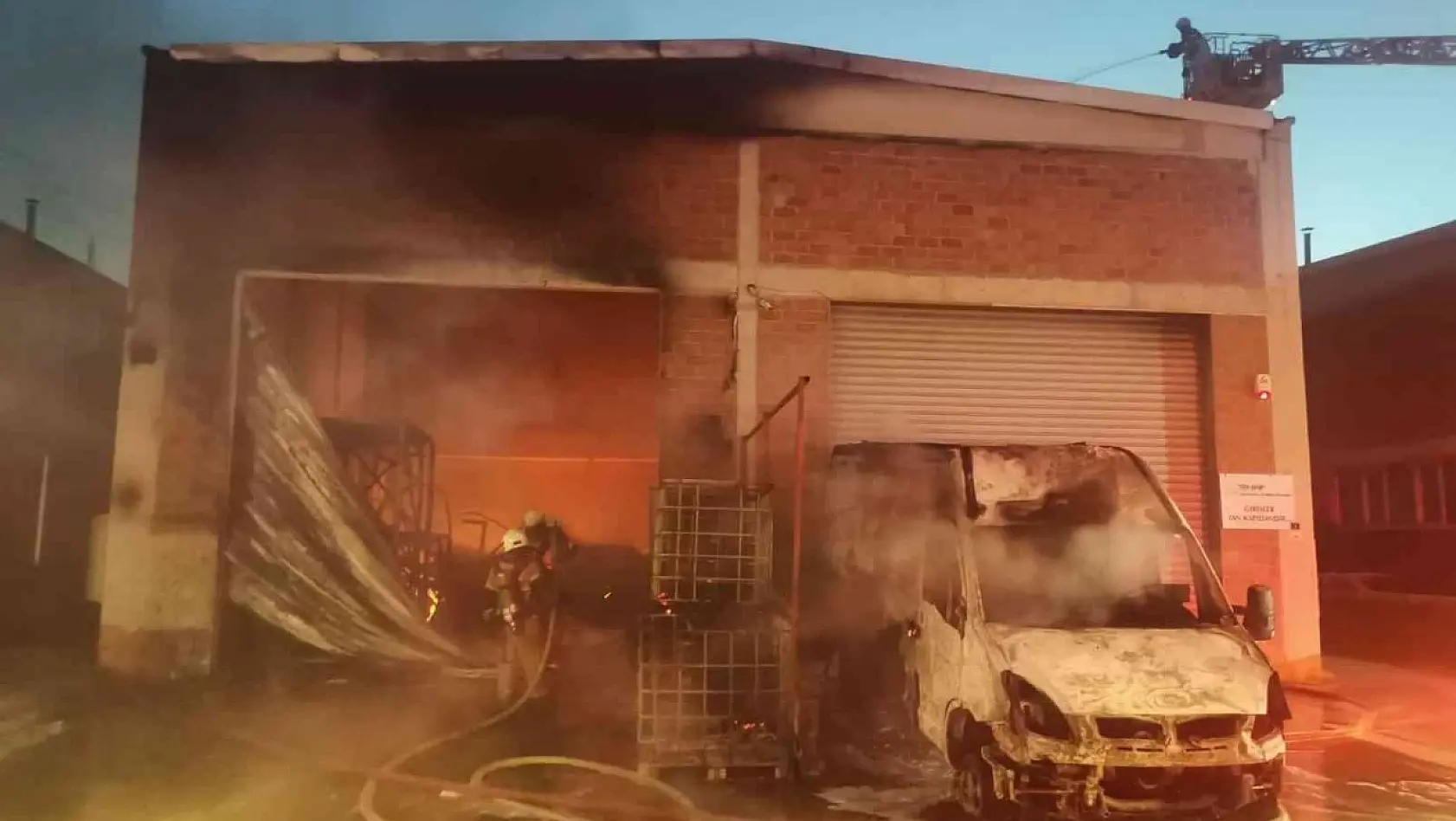 İzmir'de kimya imalathanesinde yangın: 1 ölü, 1 yaralı