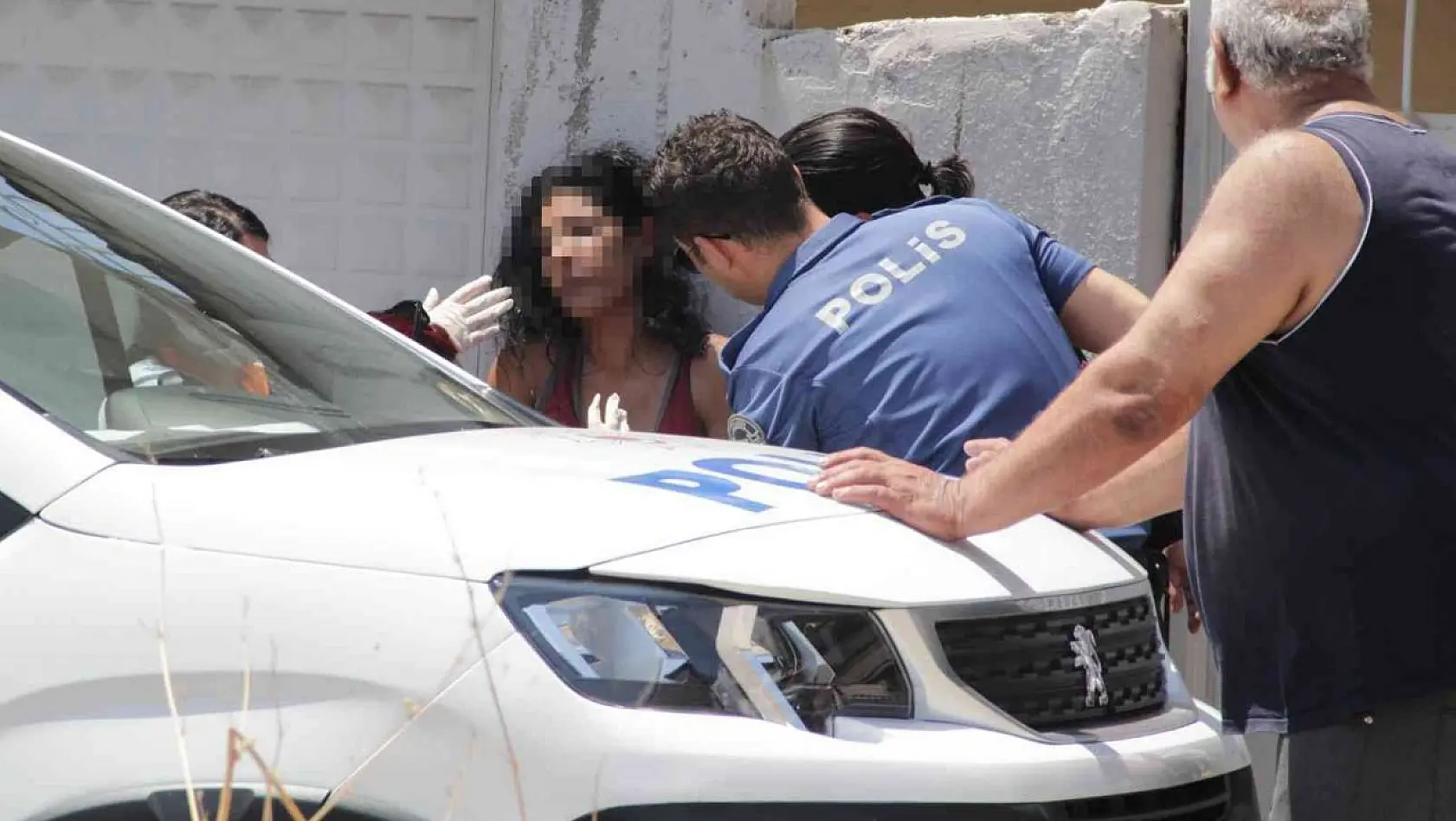 İzmir'de kocası tarafından bıçakla rehin alınan kadın kurtarıldı