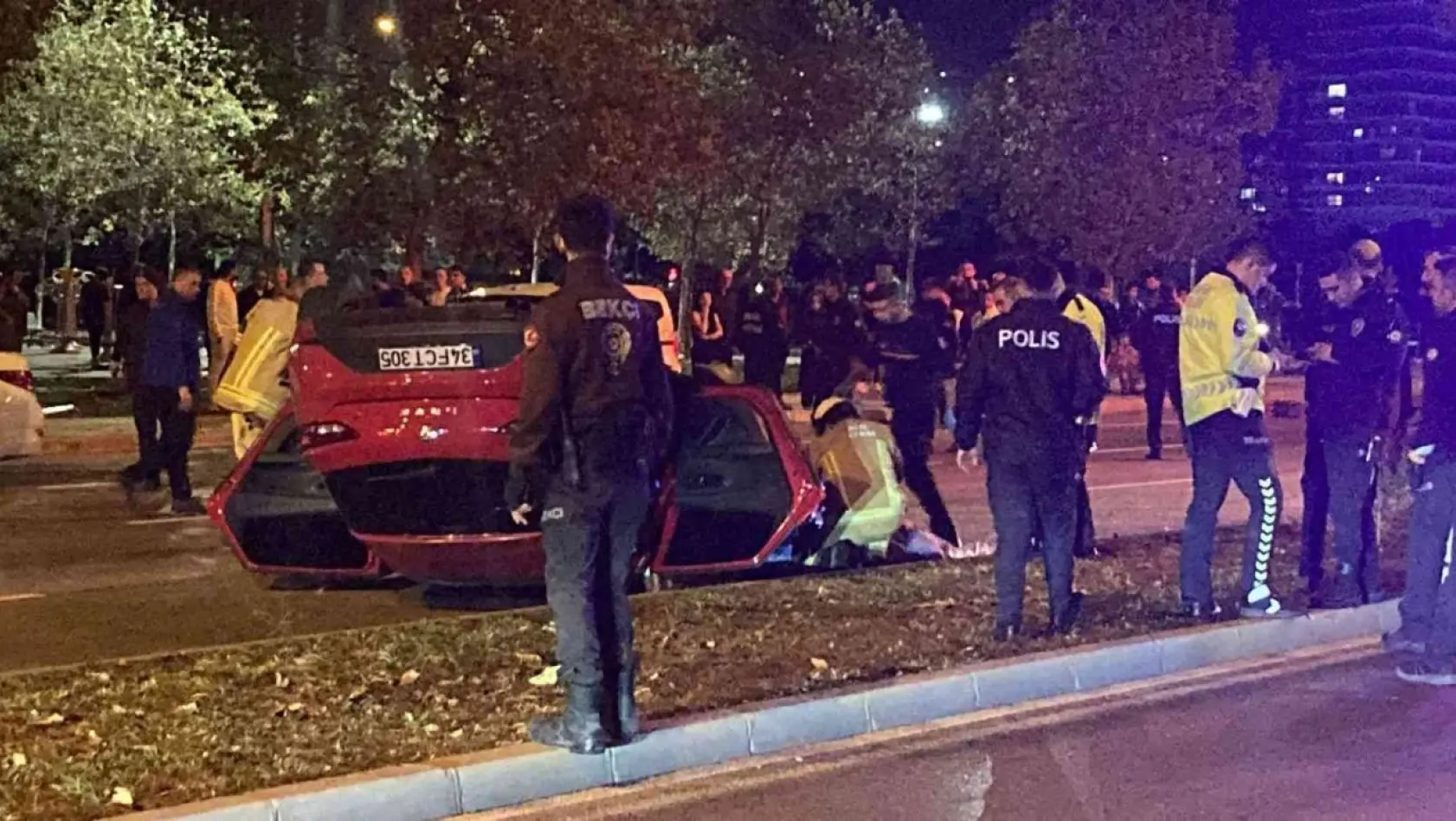 İzmir'de kontrolden çıkan otomobil takla attı: 1 ölü, 1 yaralı