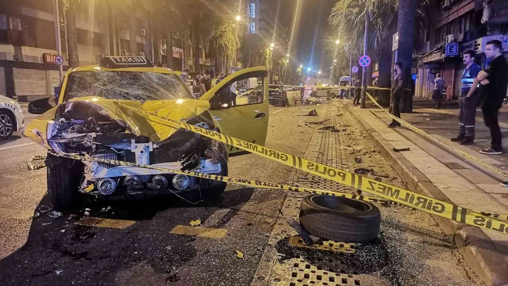 İzmir'de kontrolden çıkan taksi kağıt toplayacısına çarptı: 1 ölü, 1 yaralı