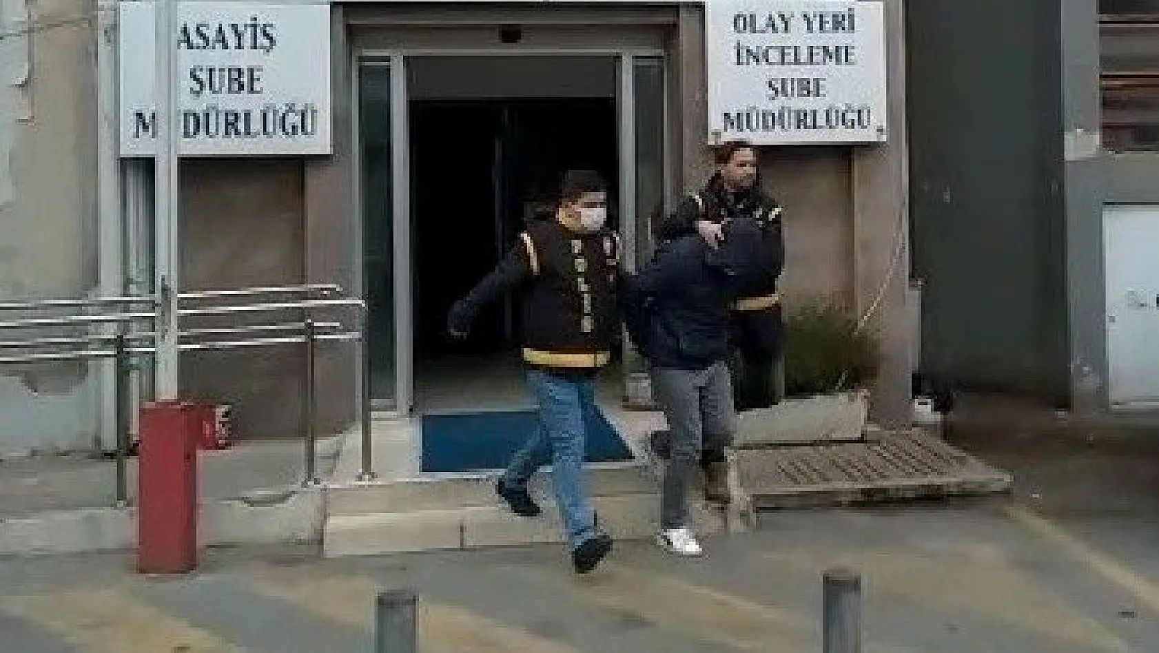 İzmir'de kuyumcuyu soyan zanlı kıskıvrak yakalandı