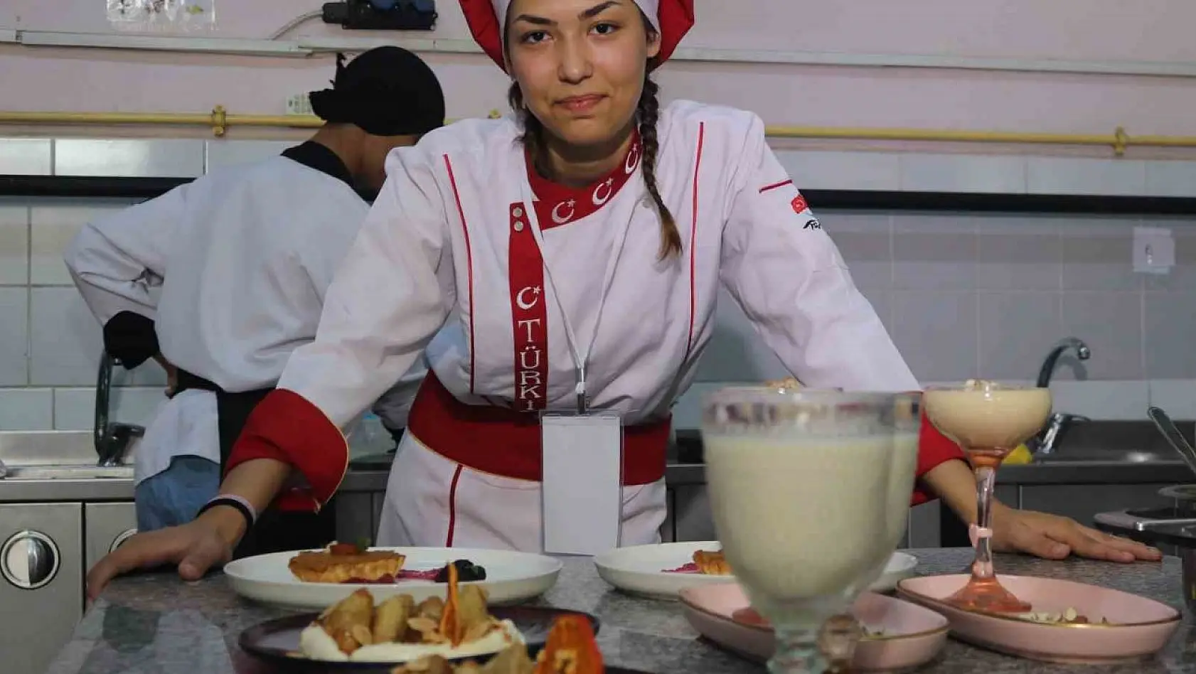İzmir'de lise öğrencileri yemek yarışmasında hünerlerini sergiledi