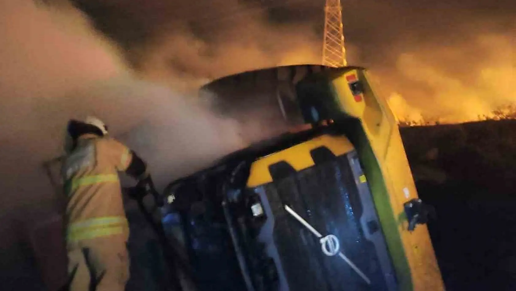 İzmir'de makilik alanda yangın: 2 itfaiye eri ve iş makinesi operatörü yaralandı