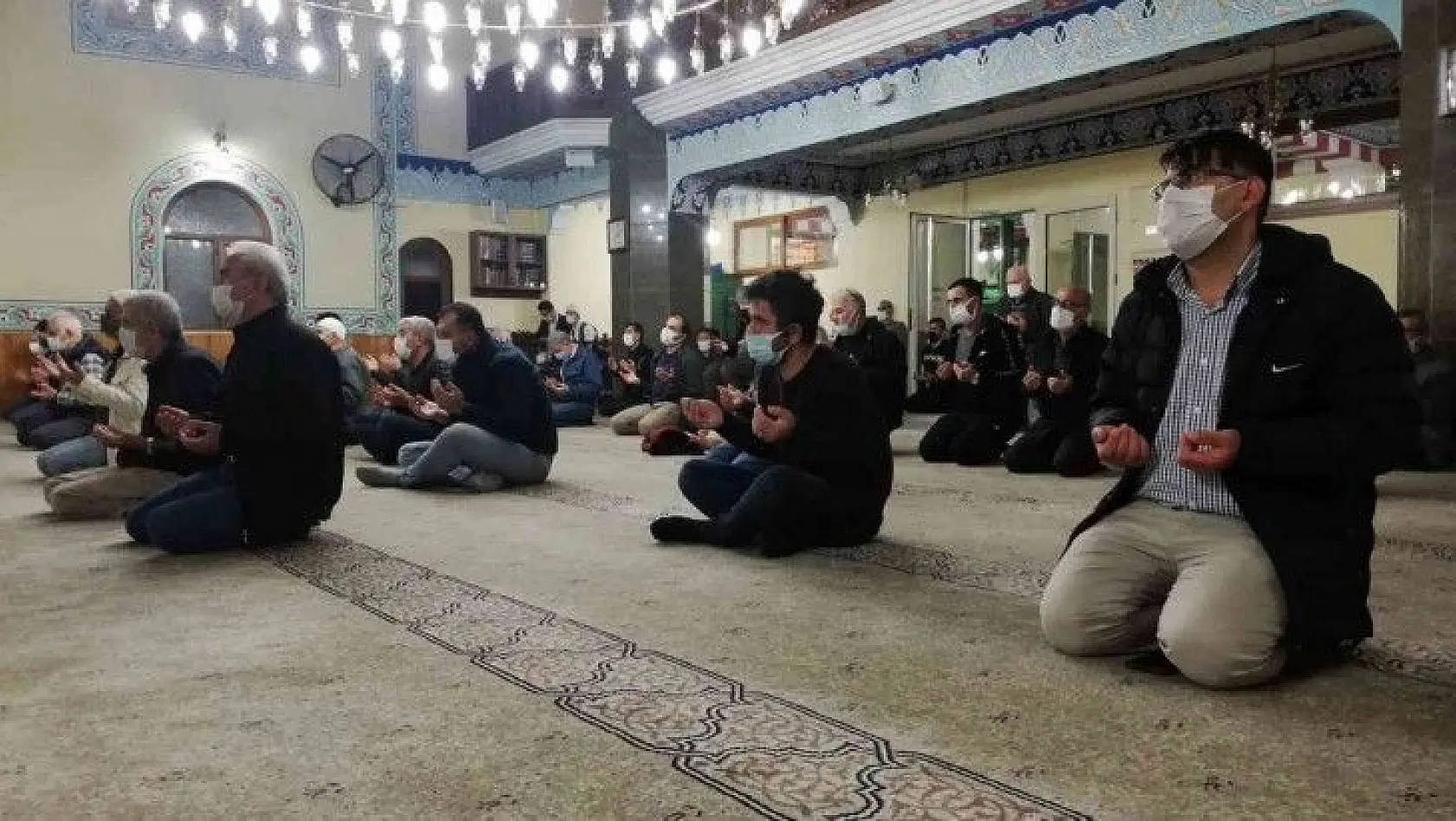 İzmir'de Mevlit Kandili dualarla idrak edildi