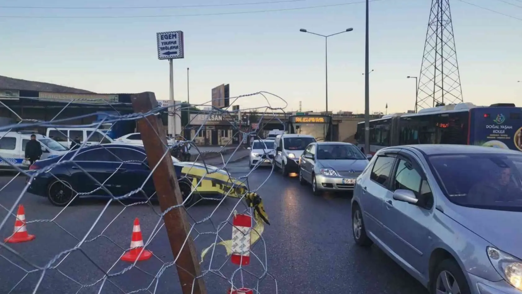 İzmir'de mülk sahipleri 25 yıldır arsalarından geçen yola tel çit çektirdiler