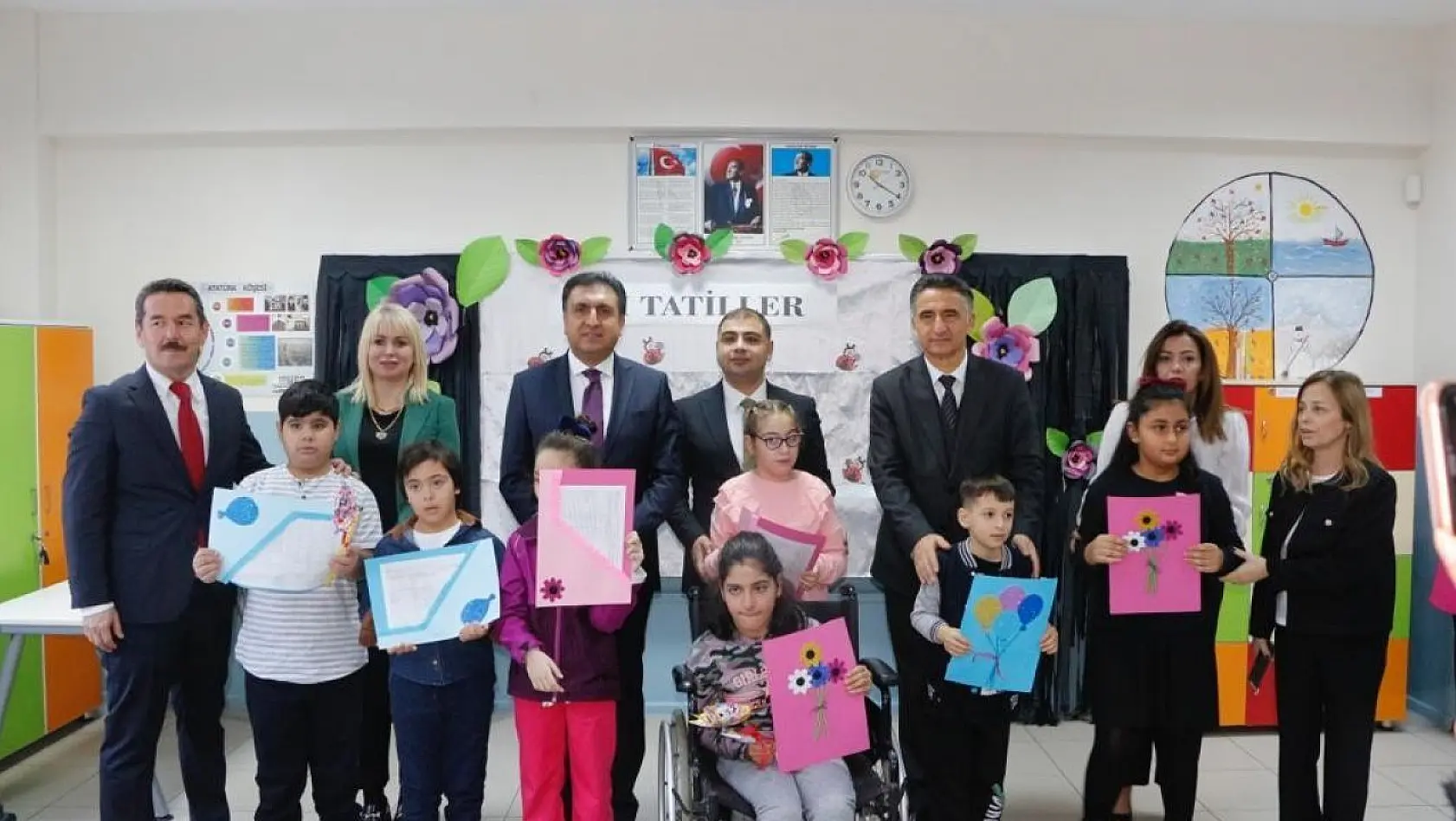 İzmir'de öğrenciler 1. yarıyıl karnelerini aldı