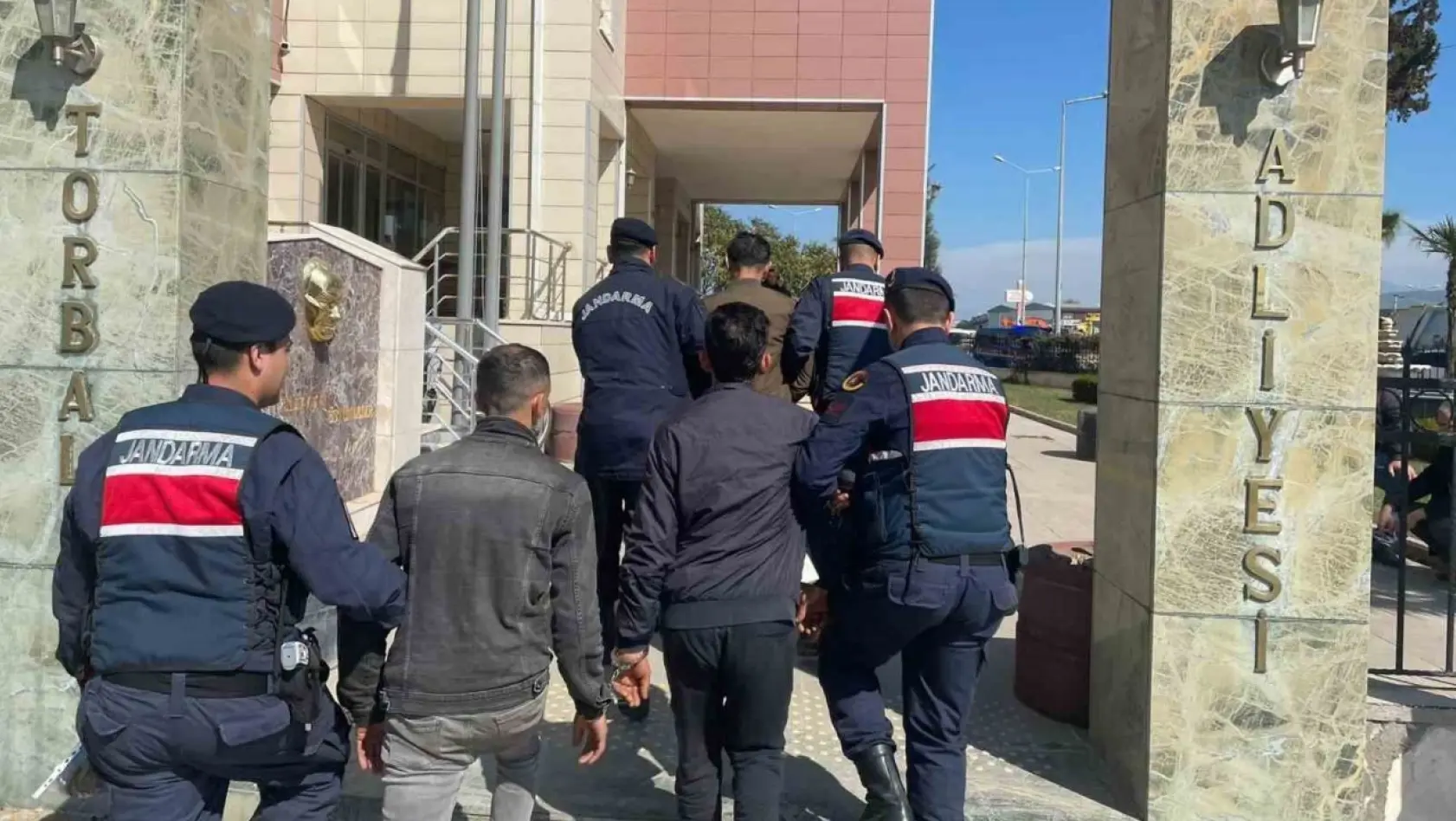 İzmir'de okula dadanan hırsızlar jandarmadan kaçamadı