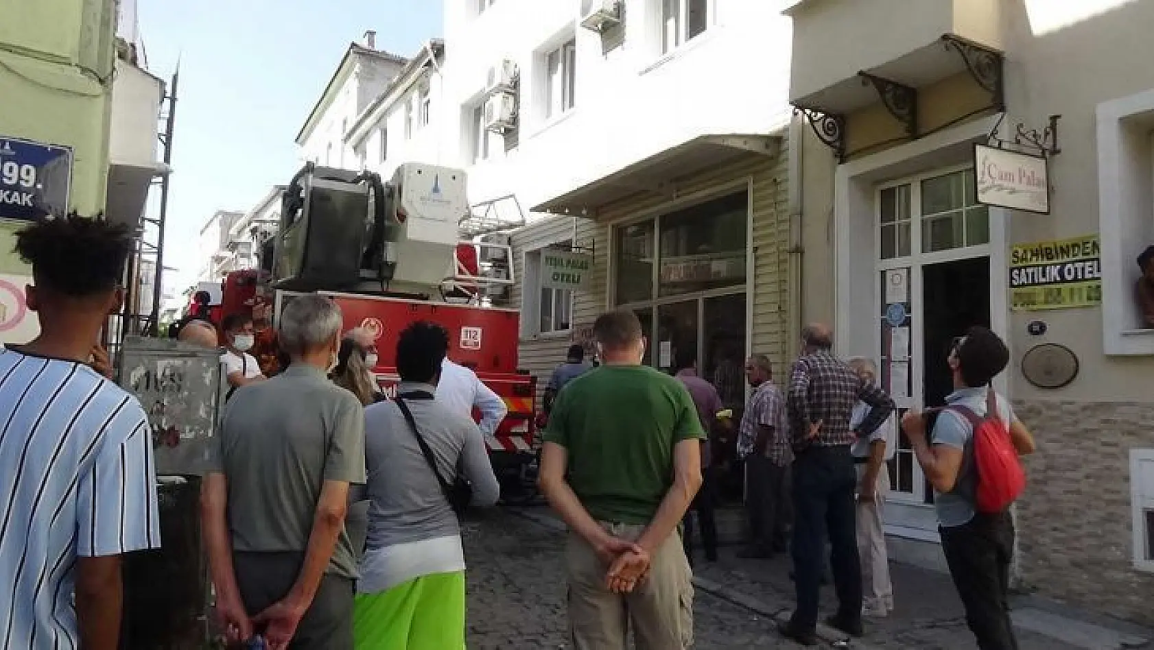İzmir'de otelde yangın: 3 kişi dumandan etkilendi