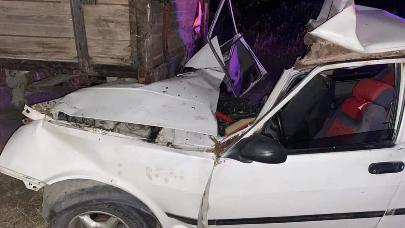 İzmir'de otomobil traktör kasasına çarptı, 2 kardeşten biri öldü