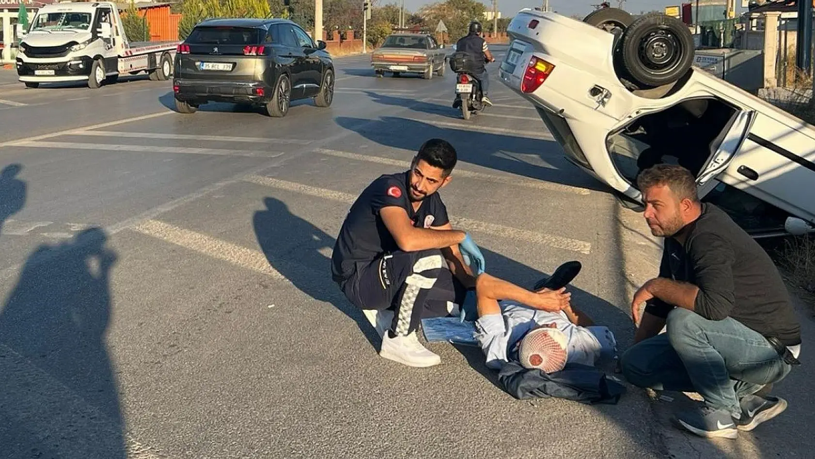 İzmir'de otomobil yol kenarını devrildi, 2 kişi yaralandı