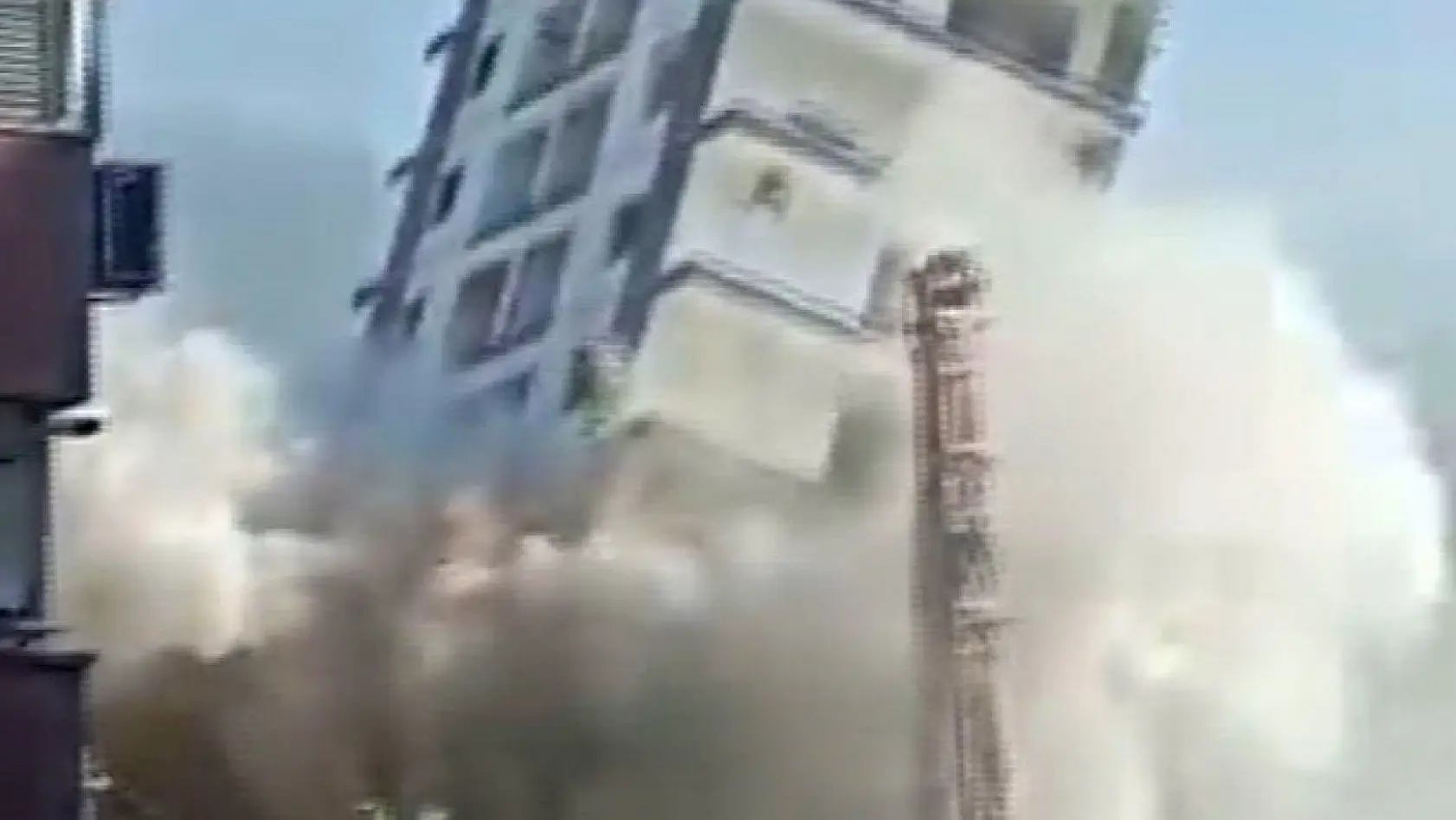 İzmir'de paniğe yol açan yıkım: 10 katlı bina böyle yerle bir oldu