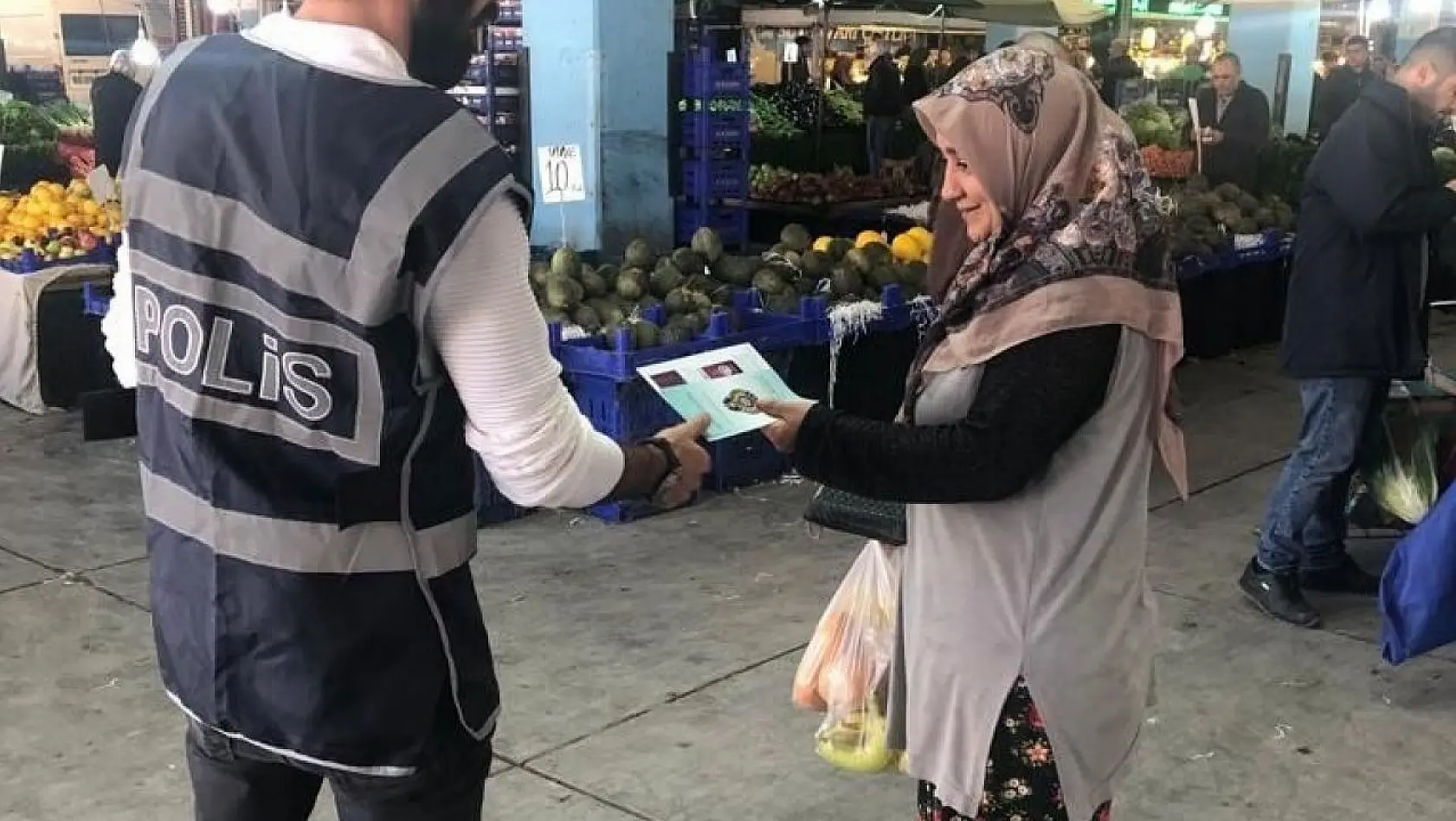 İzmir'de polis 'kadına el kalkamaz' broşürleri dağıttı